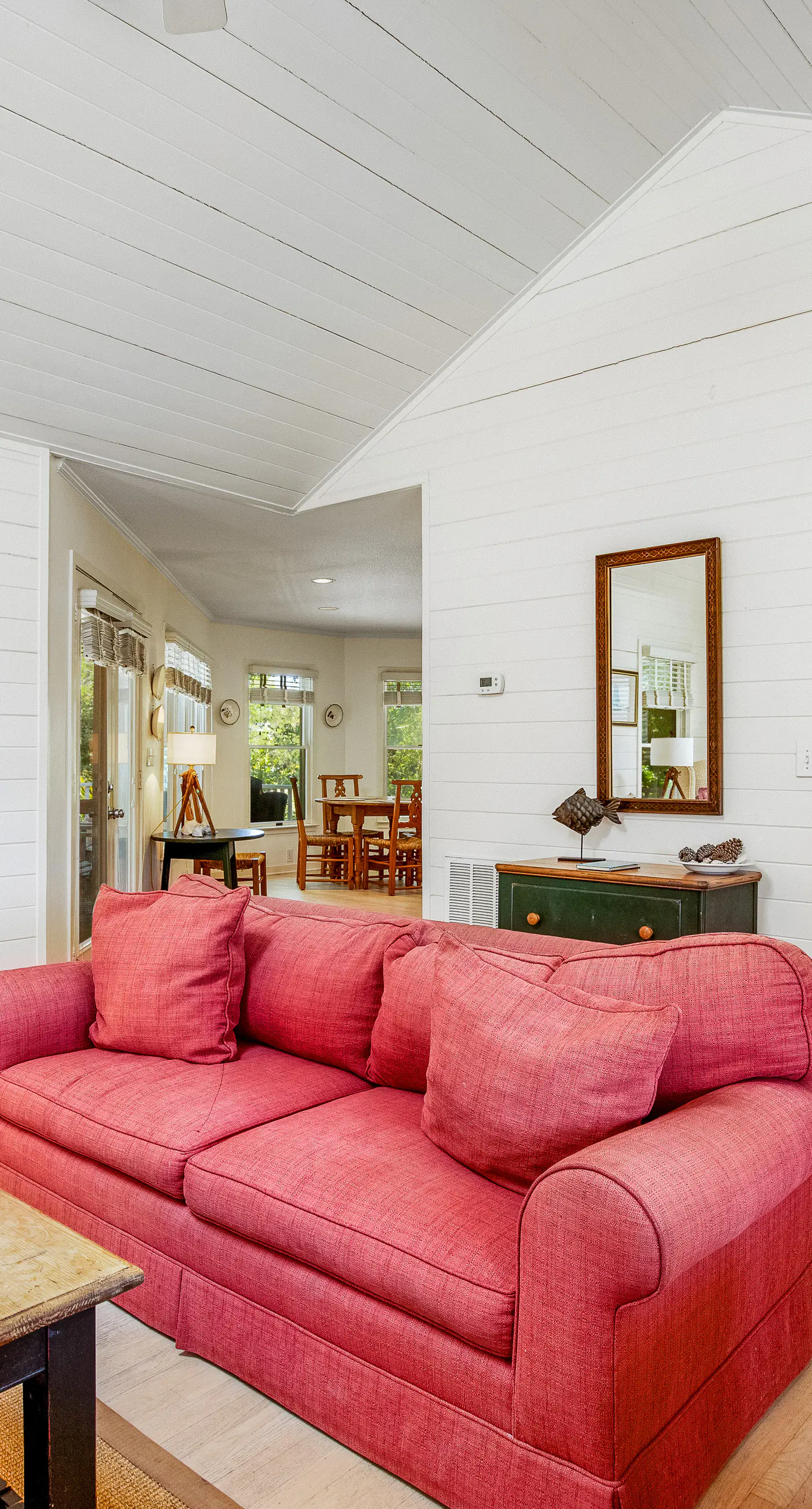 Casual cottage w/screened porch & shared pool - walk to the beach