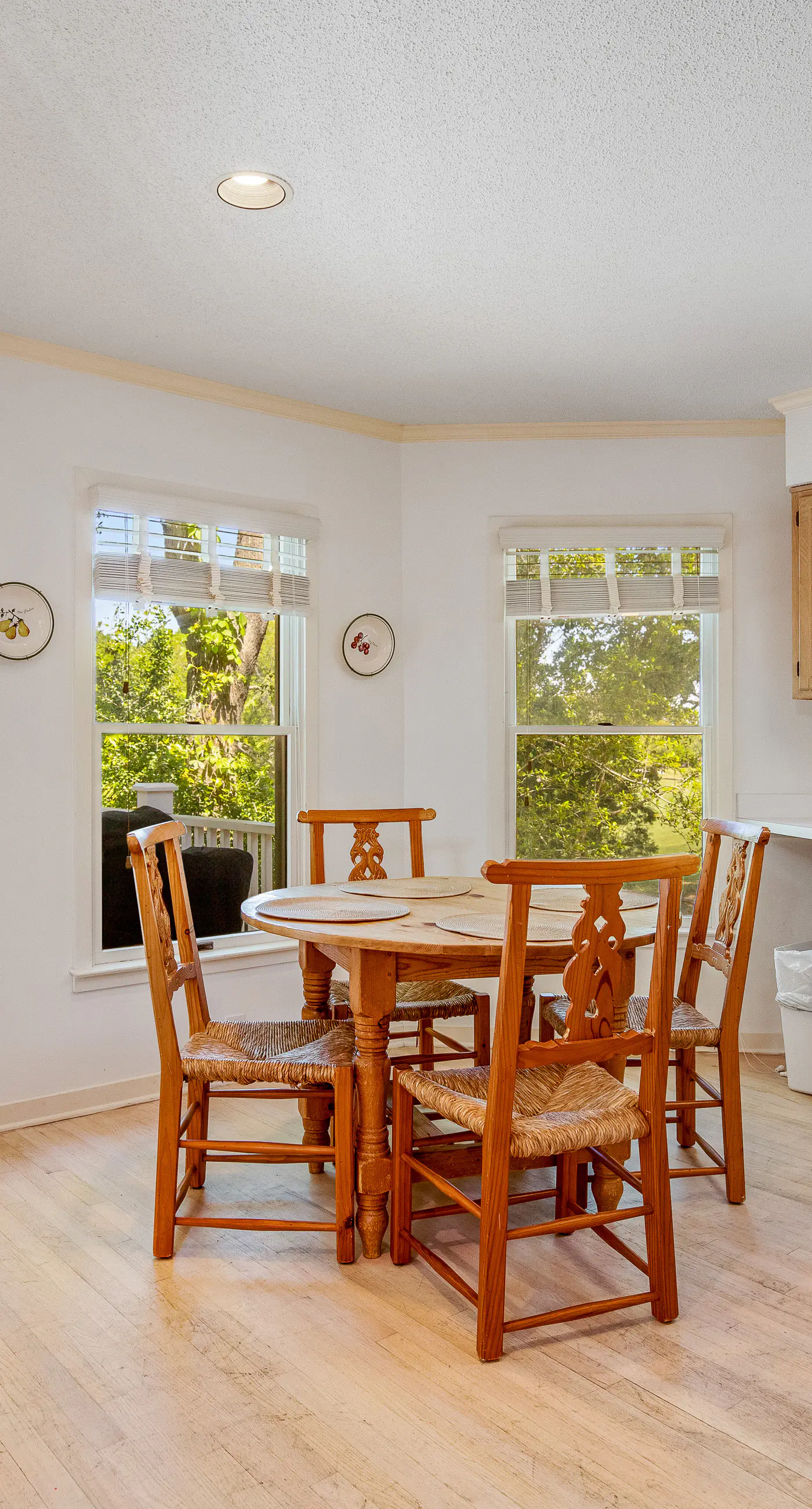 Casual cottage w/screened porch & shared pool - walk to the beach