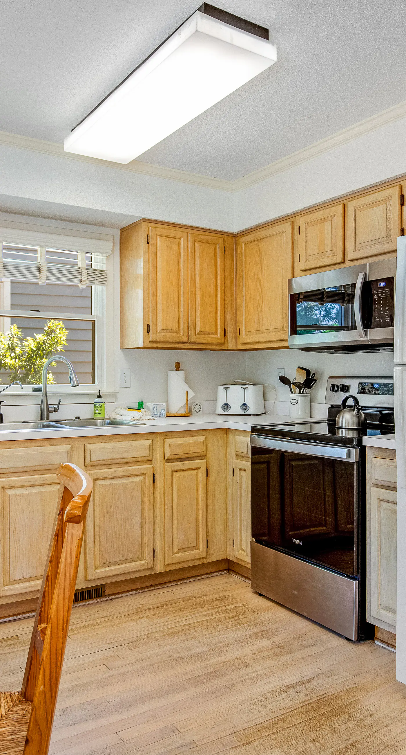 Casual cottage w/screened porch & shared pool - walk to the beach