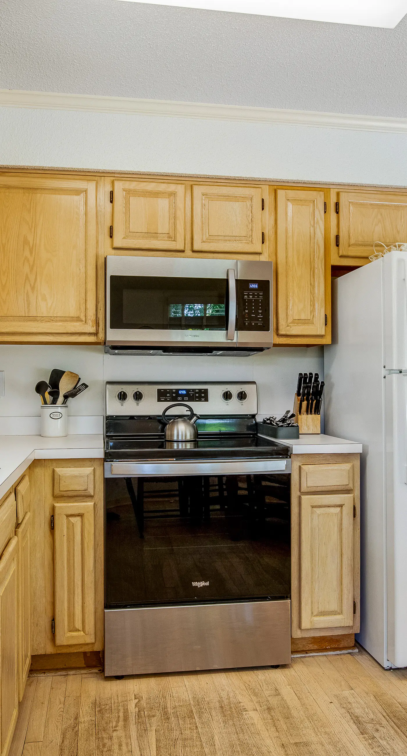 Casual cottage w/screened porch & shared pool - walk to the beach