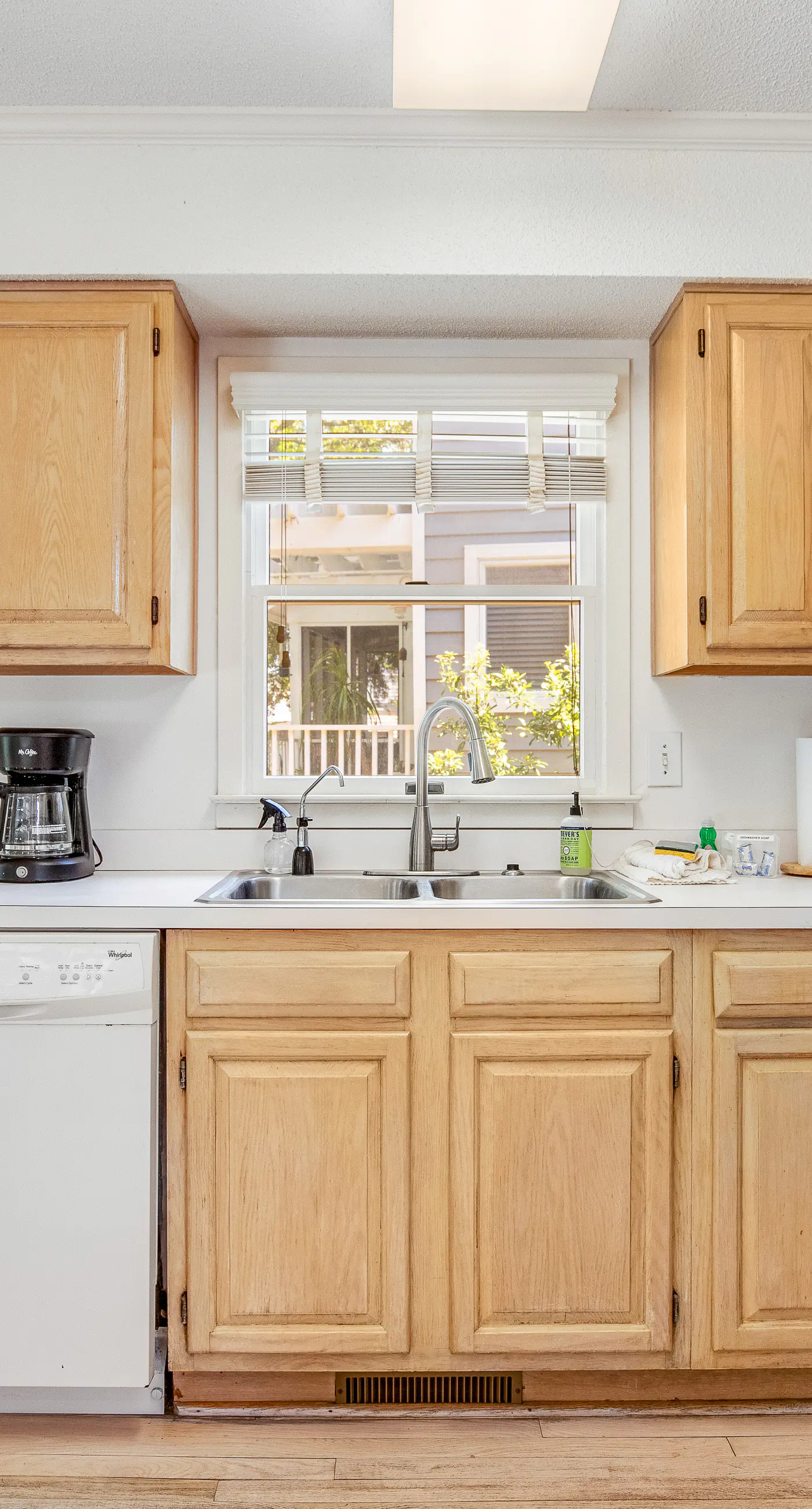 Casual cottage w/screened porch & shared pool - walk to the beach