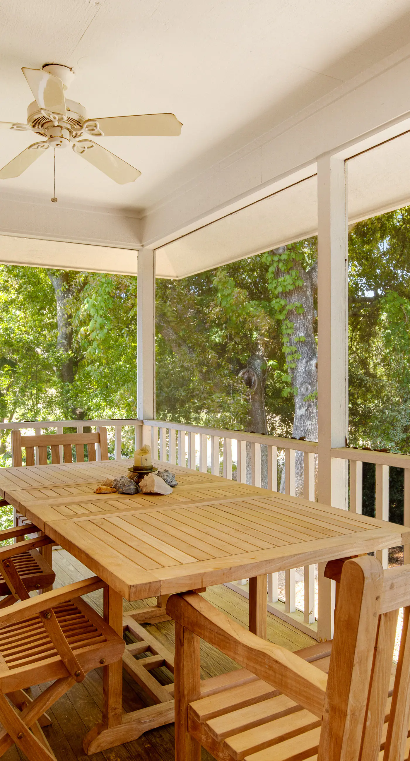 Casual cottage w/screened porch & shared pool - walk to the beach