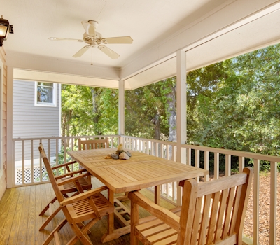 Casual cottage w/screened porch & shared pool - walk to the beach