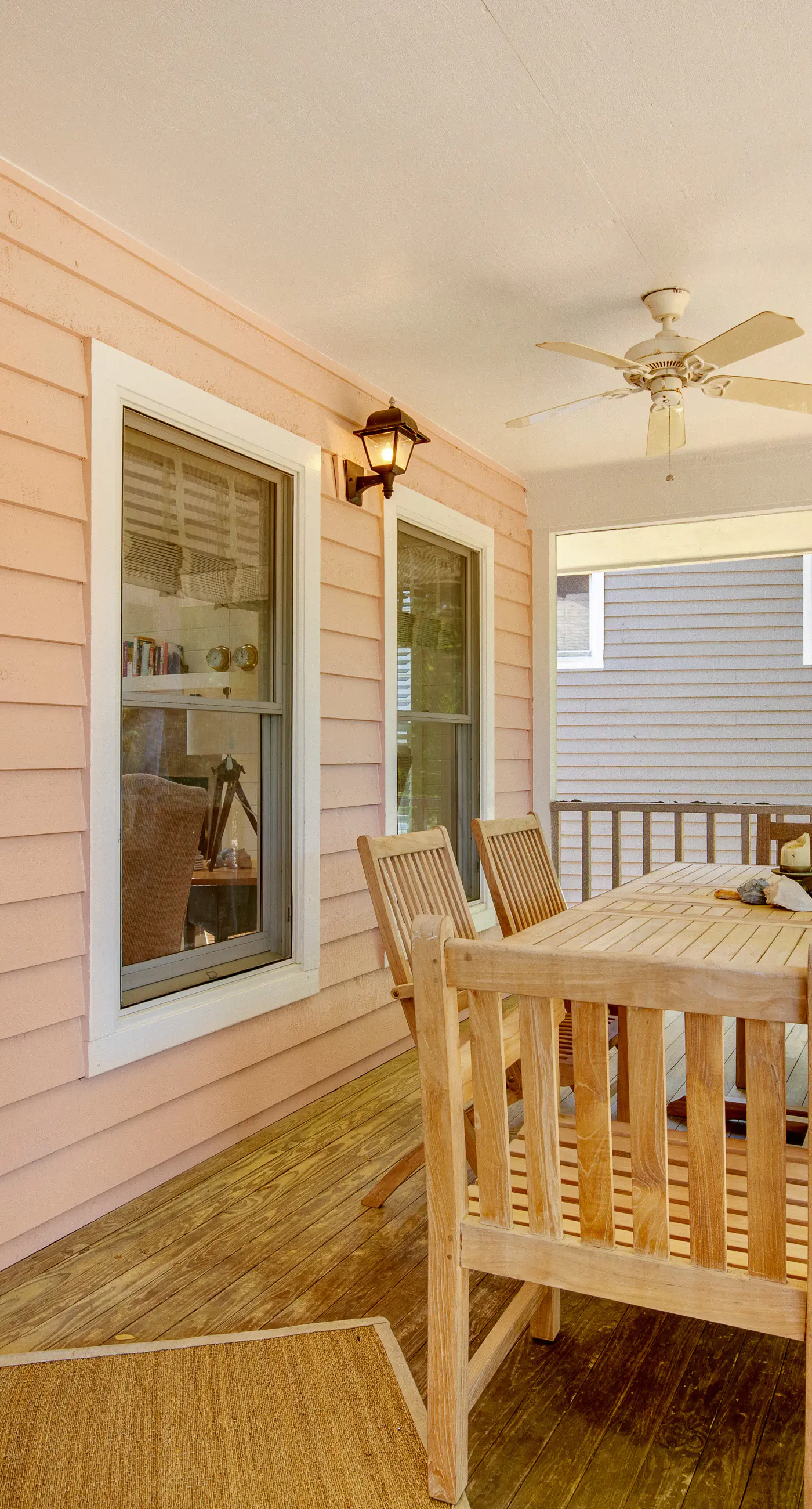 Casual cottage w/screened porch & shared pool - walk to the beach