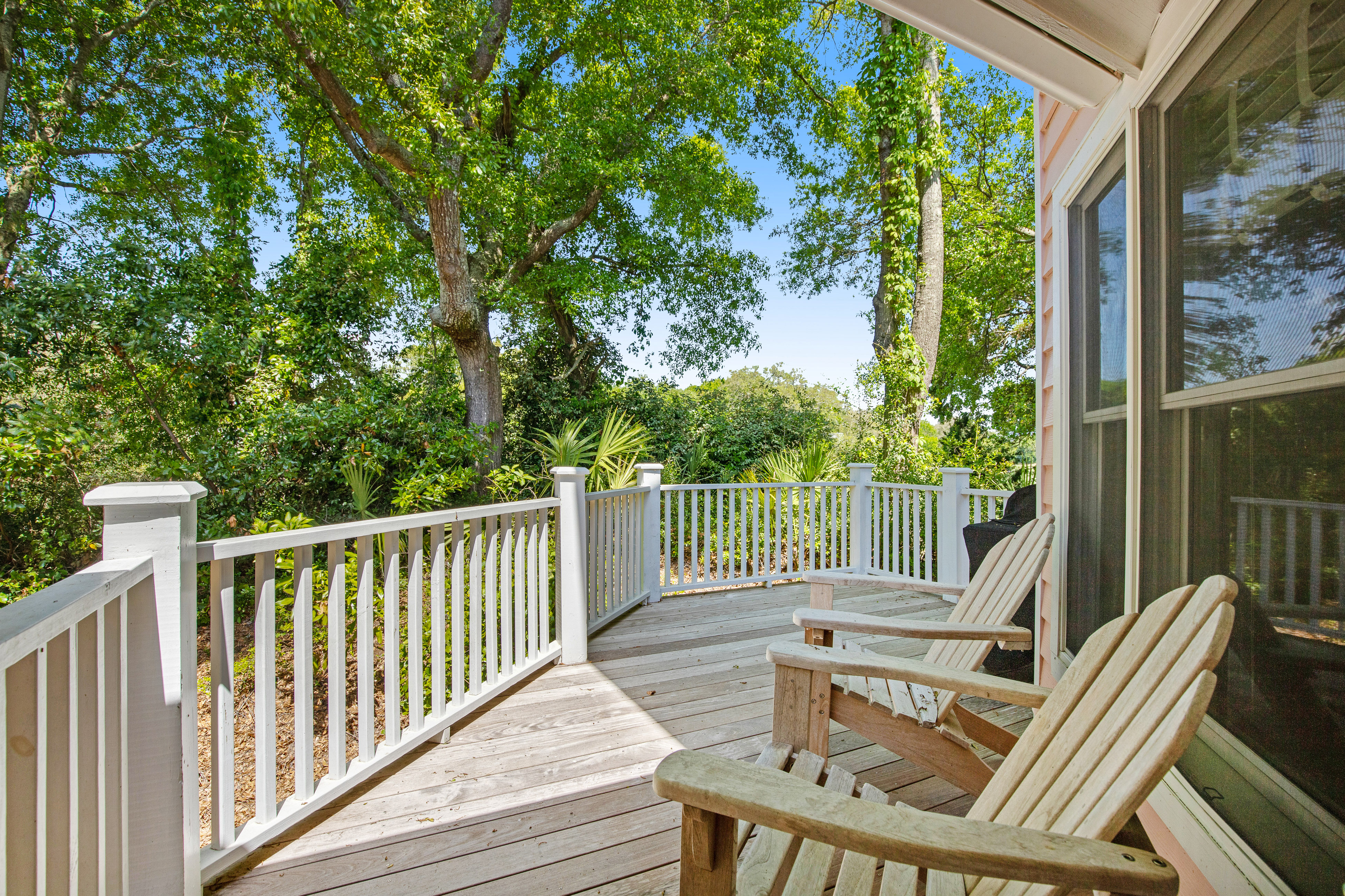 Casual cottage w/screened porch & shared pool - walk to the beach