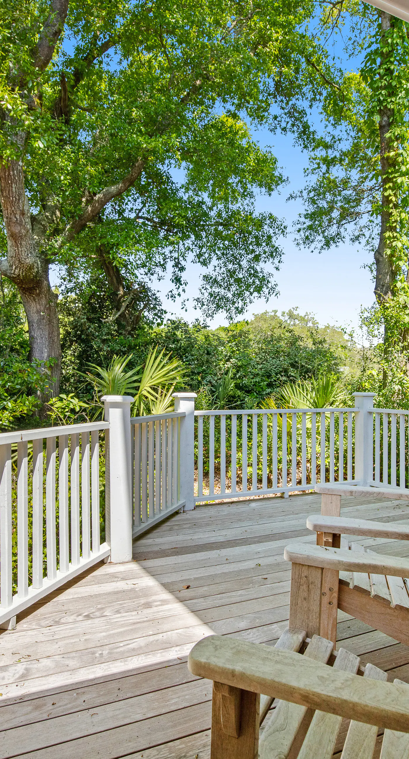 Casual cottage w/screened porch & shared pool - walk to the beach