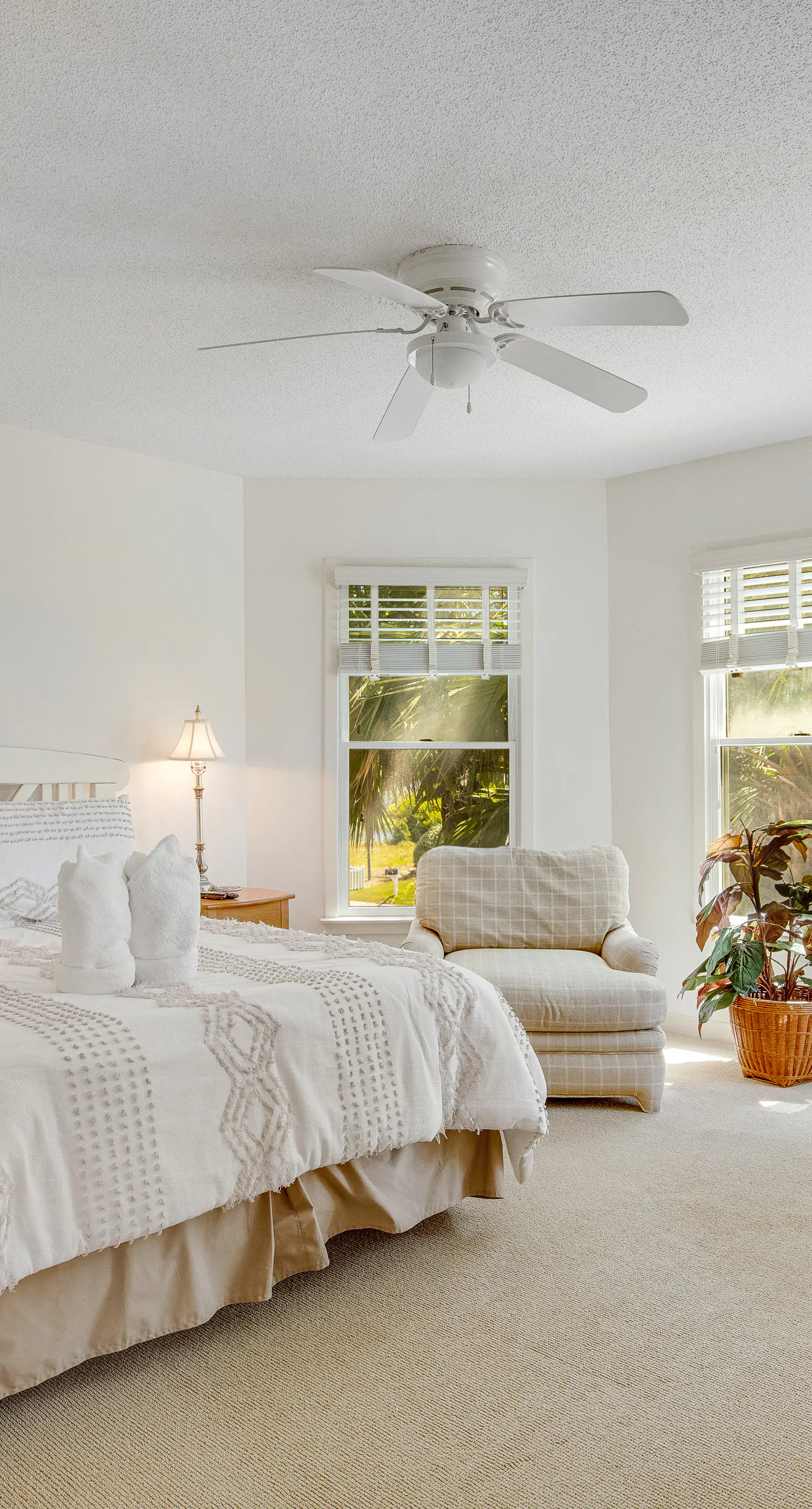 Casual cottage w/screened porch & shared pool - walk to the beach