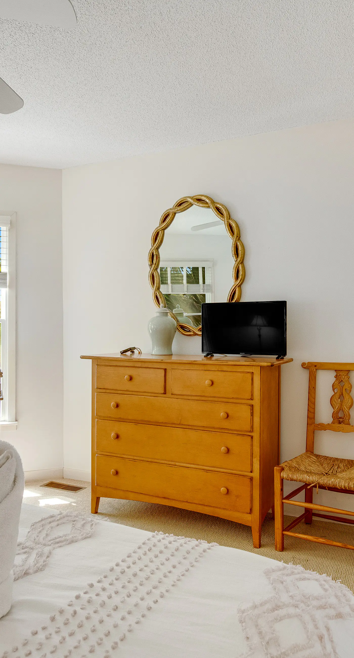 Casual cottage w/screened porch & shared pool - walk to the beach