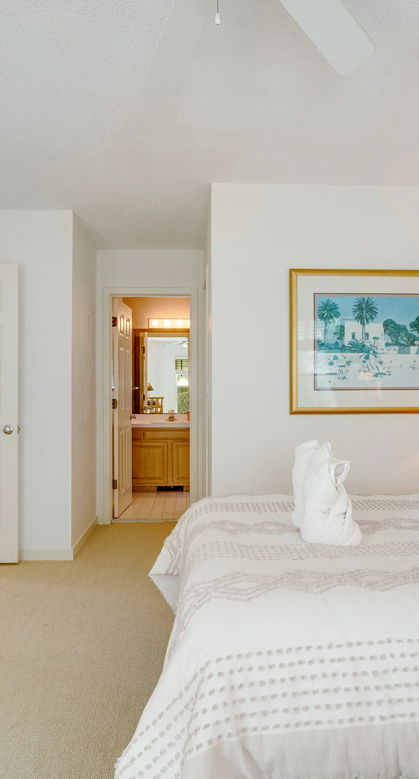 Casual cottage w/screened porch & shared pool - walk to the beach