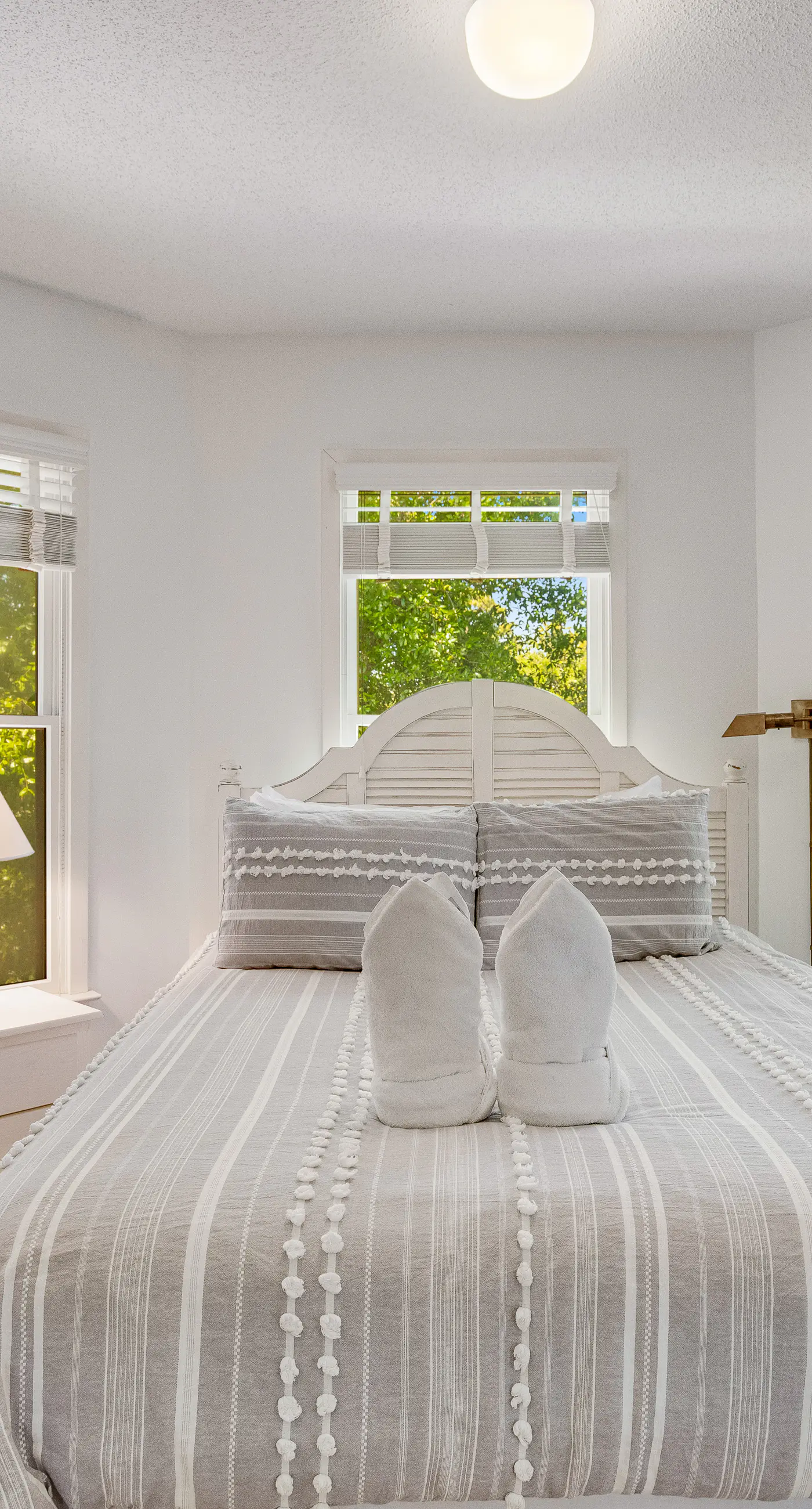 Casual cottage w/screened porch & shared pool - walk to the beach