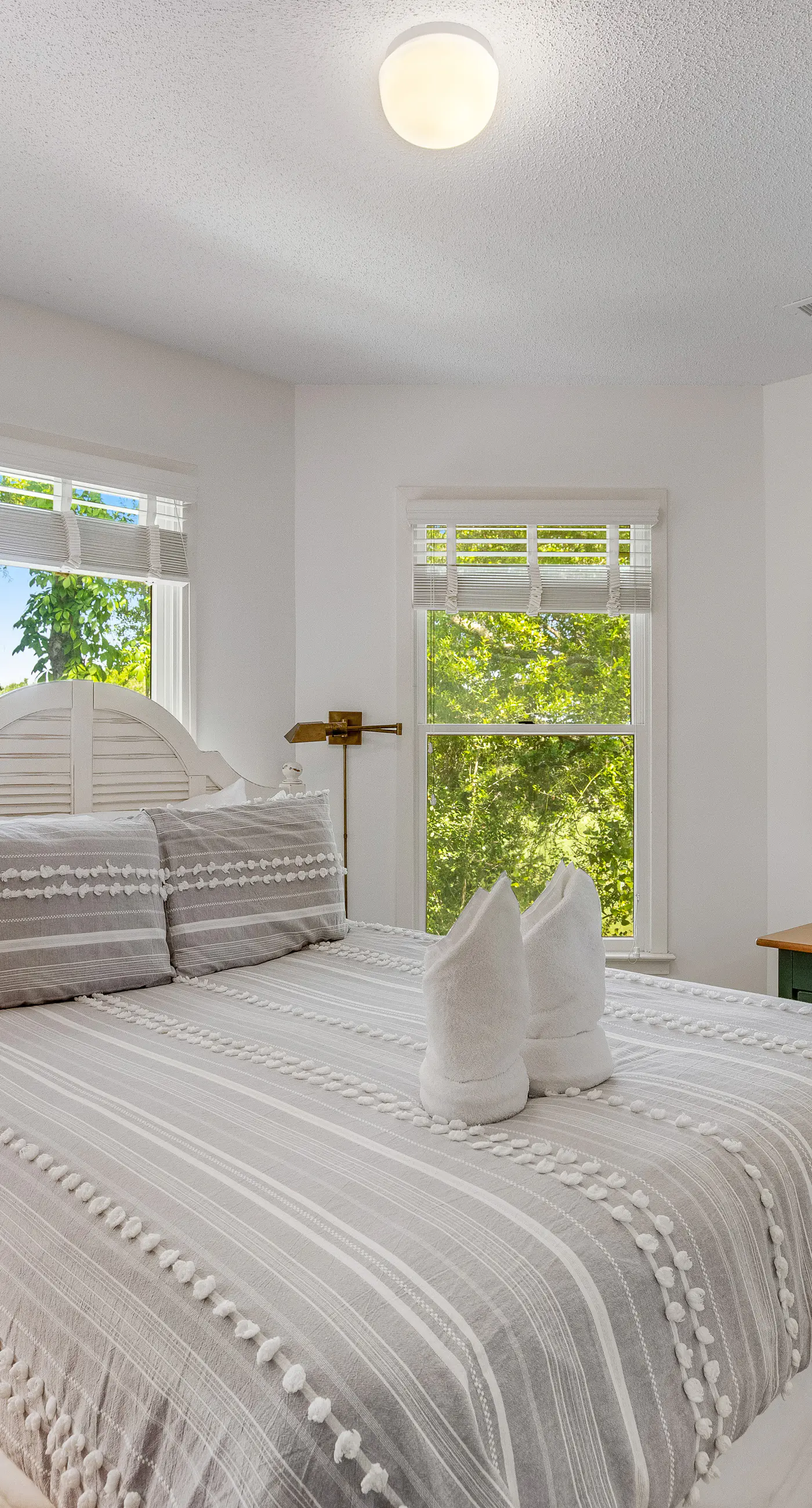 Casual cottage w/screened porch & shared pool - walk to the beach