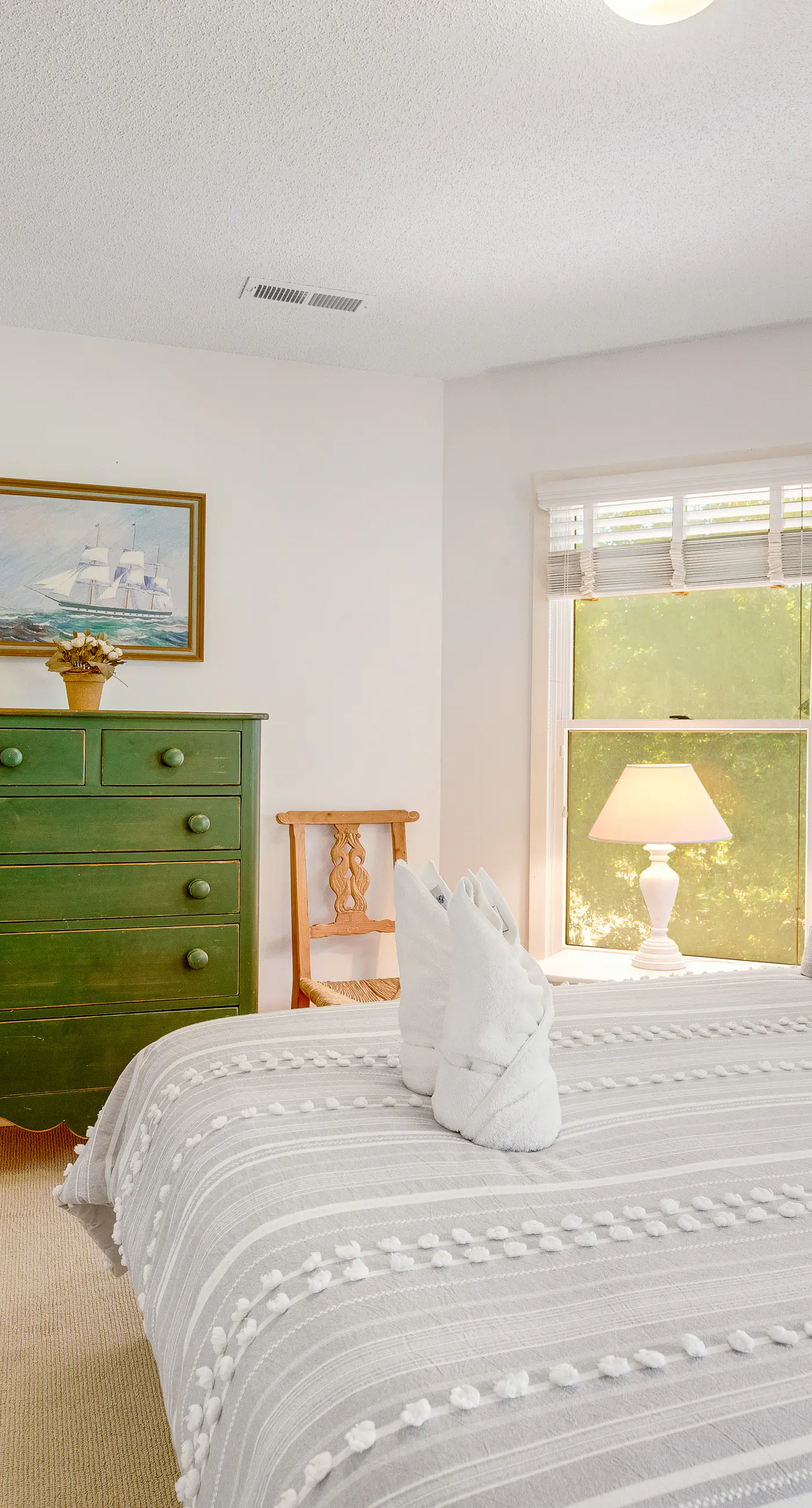 Casual cottage w/screened porch & shared pool - walk to the beach