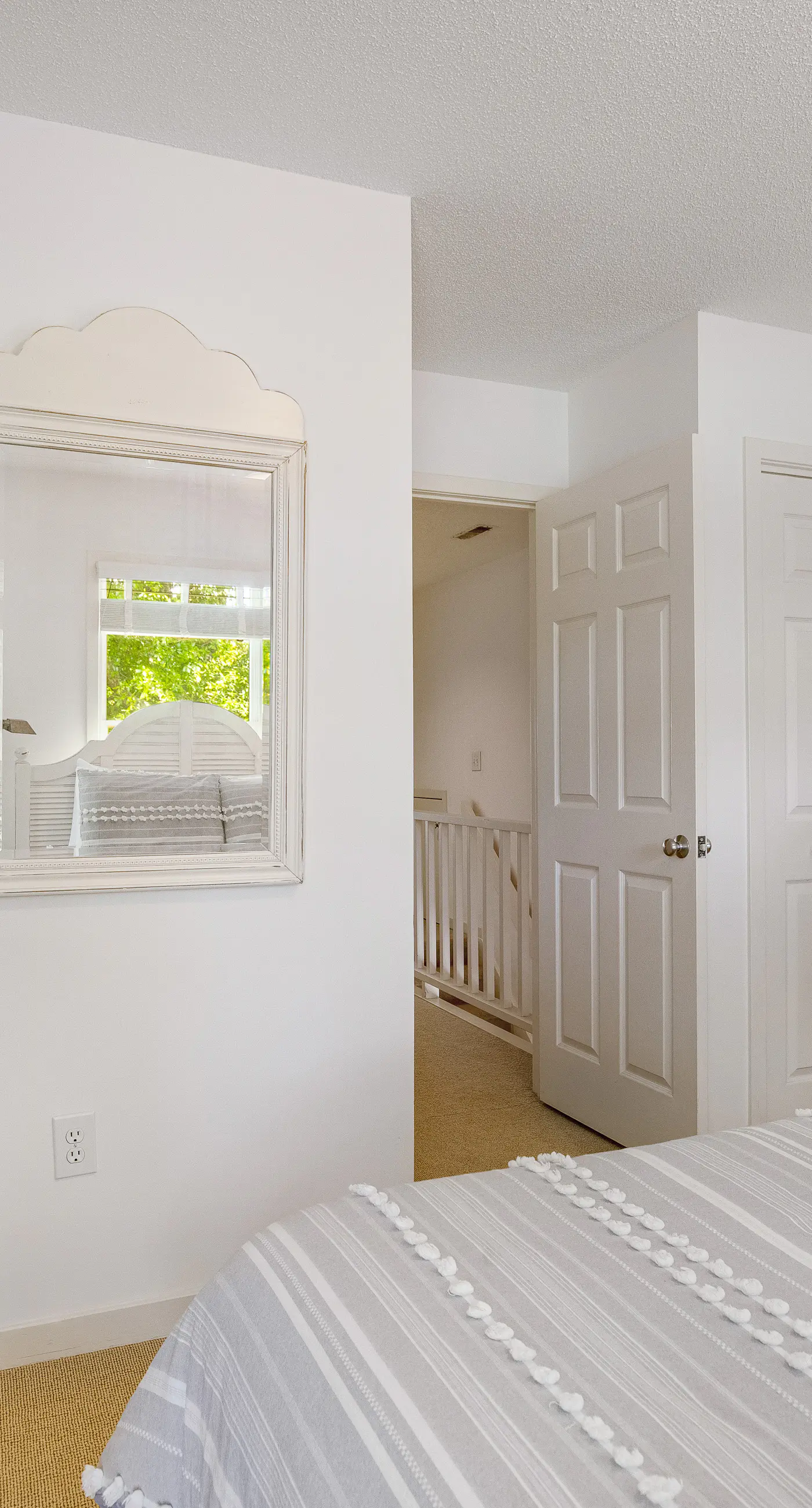 Casual cottage w/screened porch & shared pool - walk to the beach