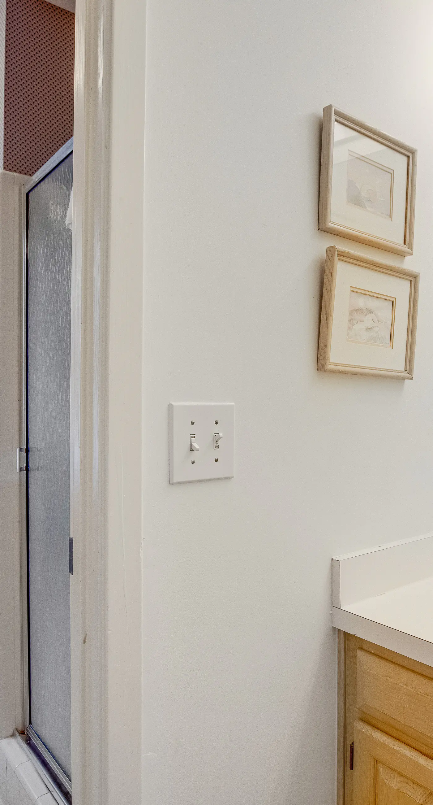 Casual cottage w/screened porch & shared pool - walk to the beach