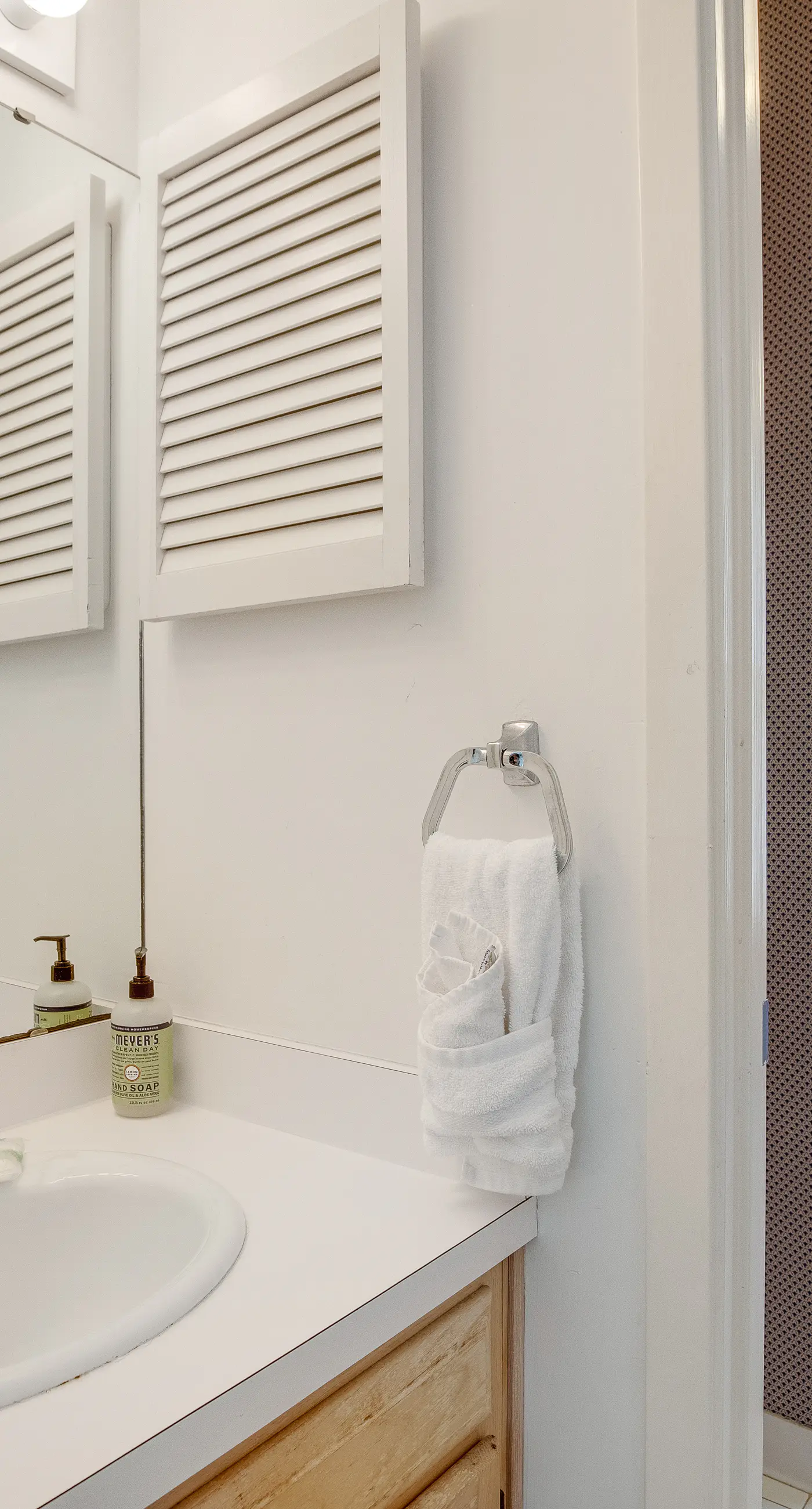 Casual cottage w/screened porch & shared pool - walk to the beach