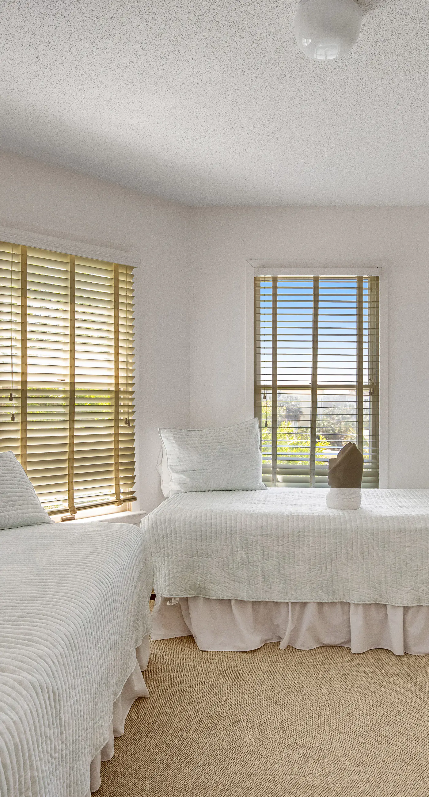 Casual cottage w/screened porch & shared pool - walk to the beach