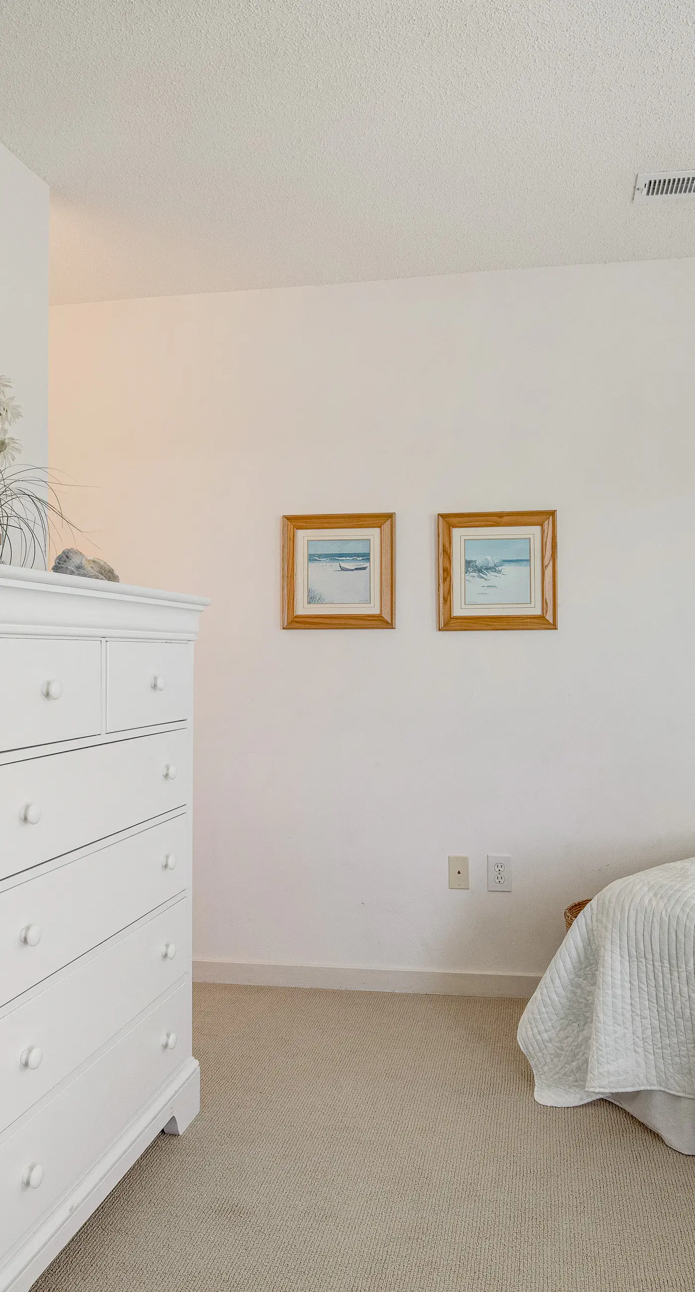 Casual cottage w/screened porch & shared pool - walk to the beach