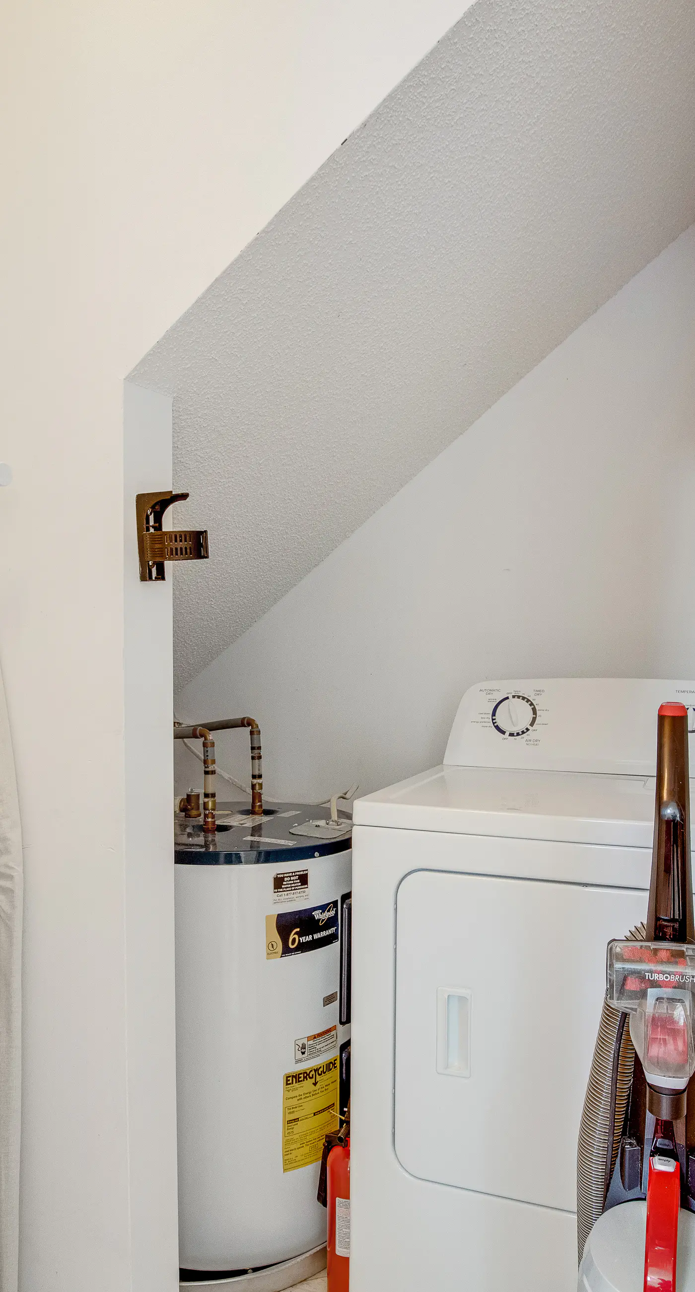 Casual cottage w/screened porch & shared pool - walk to the beach