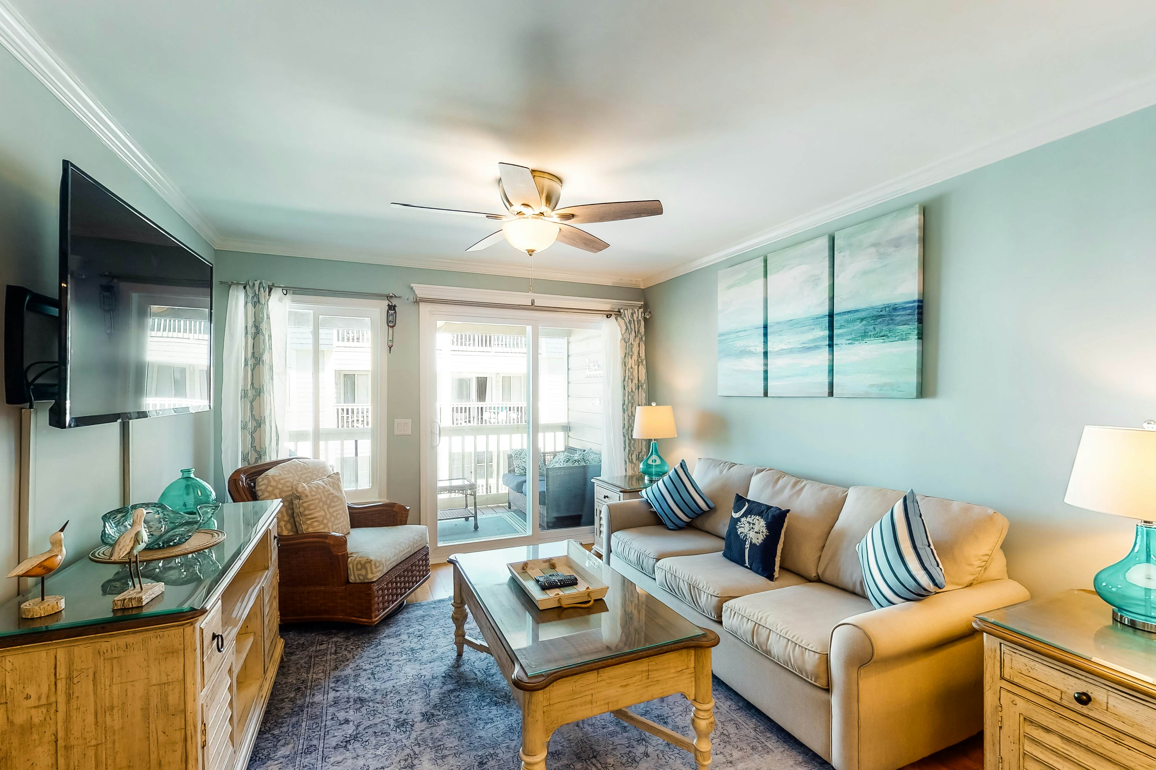 Updated condo by the beach with balcony & pool - walk to IOP dining & shops