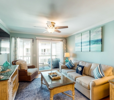Updated condo by the beach with balcony & pool - walk to IOP dining & shops