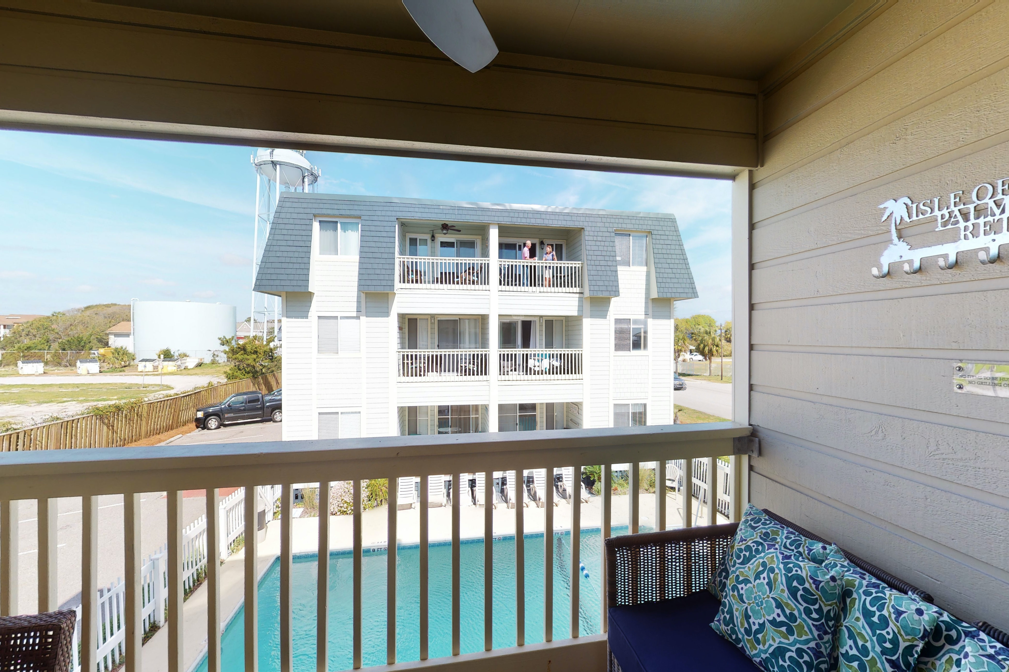 Updated condo by the beach with balcony & pool - walk to IOP dining & shops