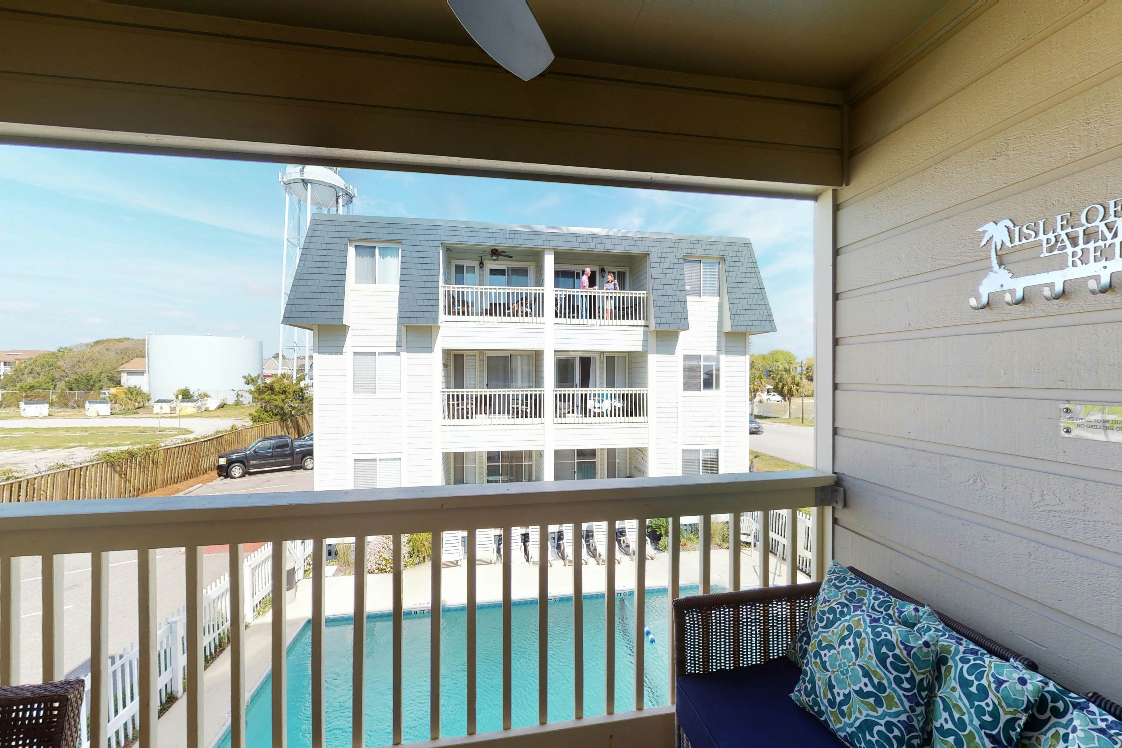 Updated condo by the beach with balcony & pool - walk to IOP dining & shops