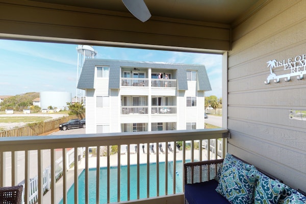 Updated condo by the beach with balcony & pool - walk to IOP dining & shops
