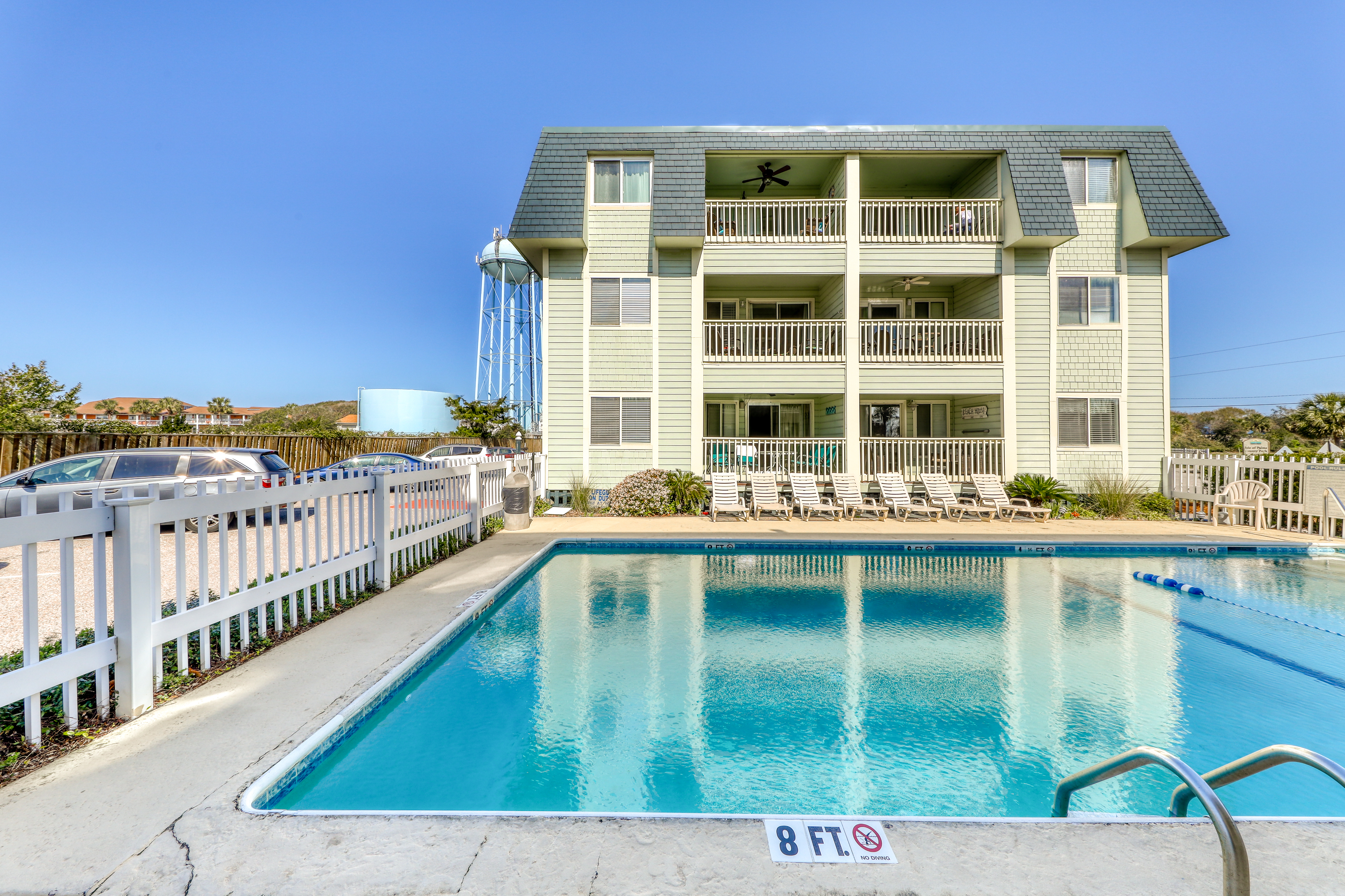 Updated condo by the beach with balcony & pool - walk to IOP dining & shops