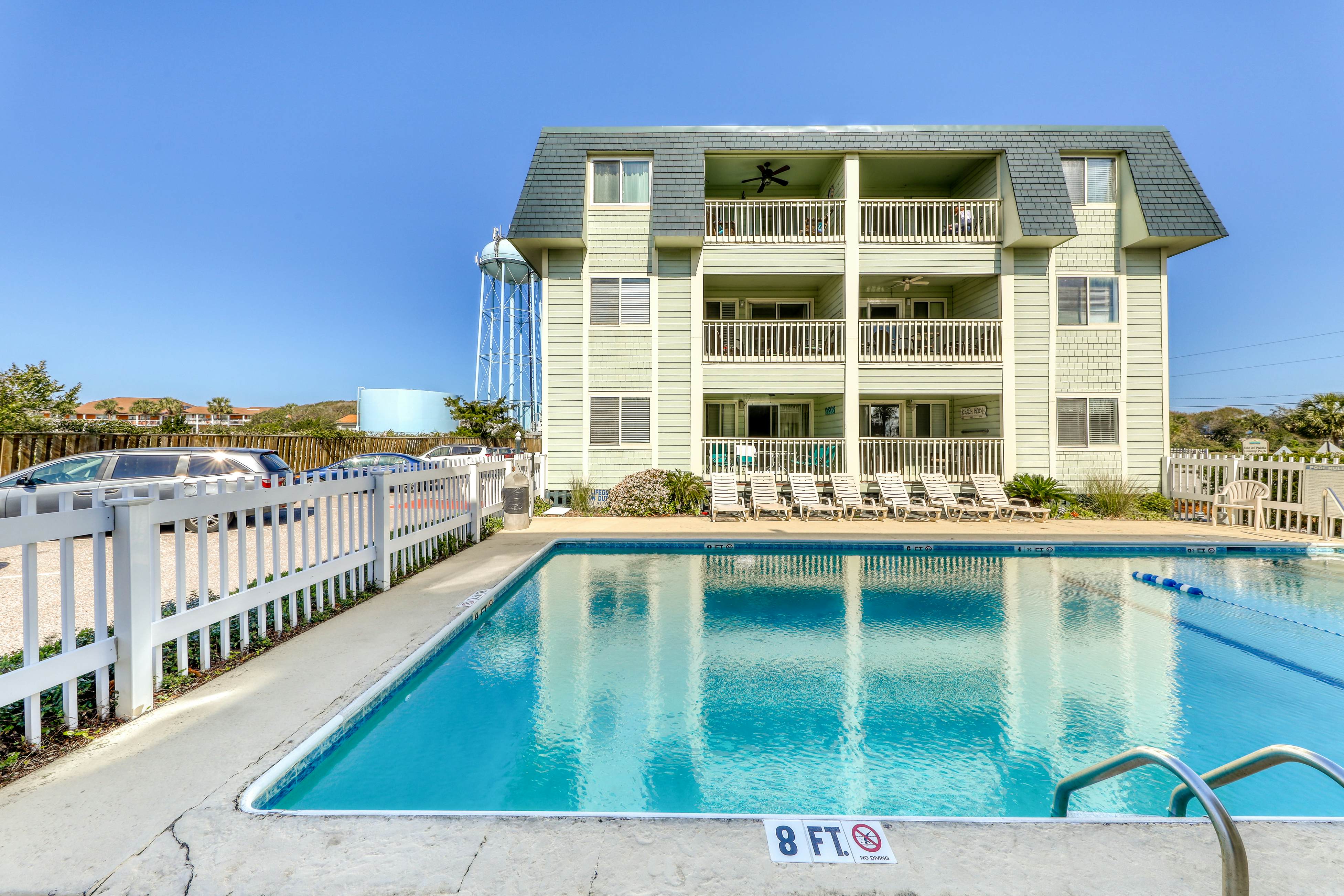 Updated condo by the beach with balcony & pool - walk to IOP dining & shops