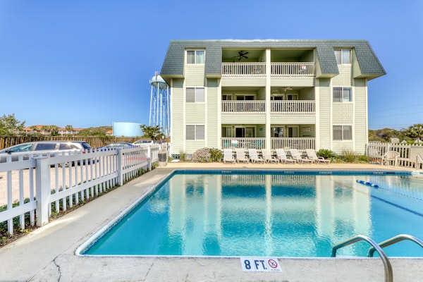 Updated condo by the beach with balcony & pool - walk to IOP dining & shops