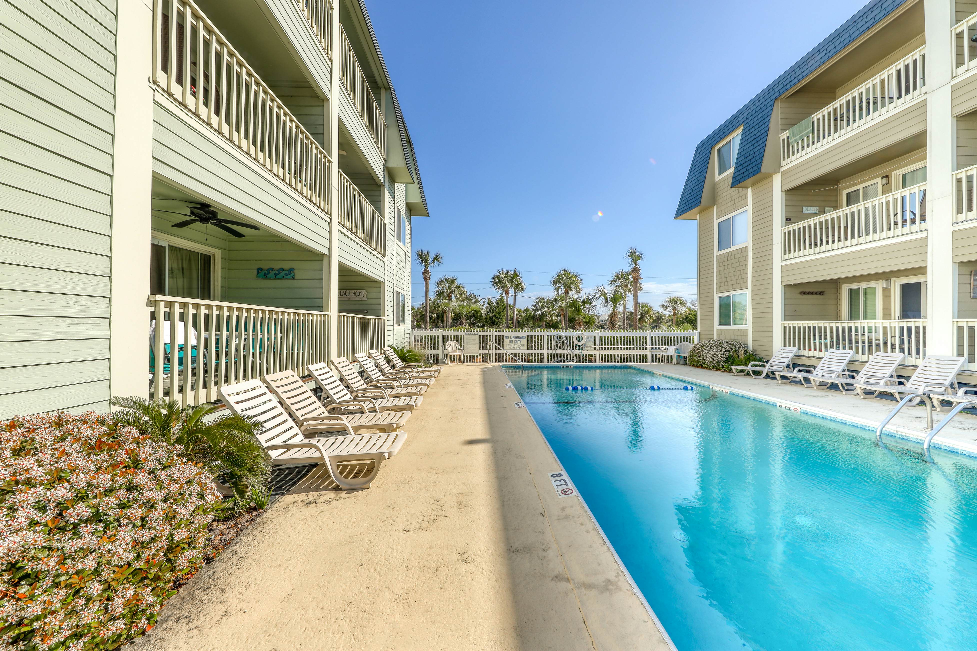 Updated condo by the beach with balcony & pool - walk to IOP dining & shops