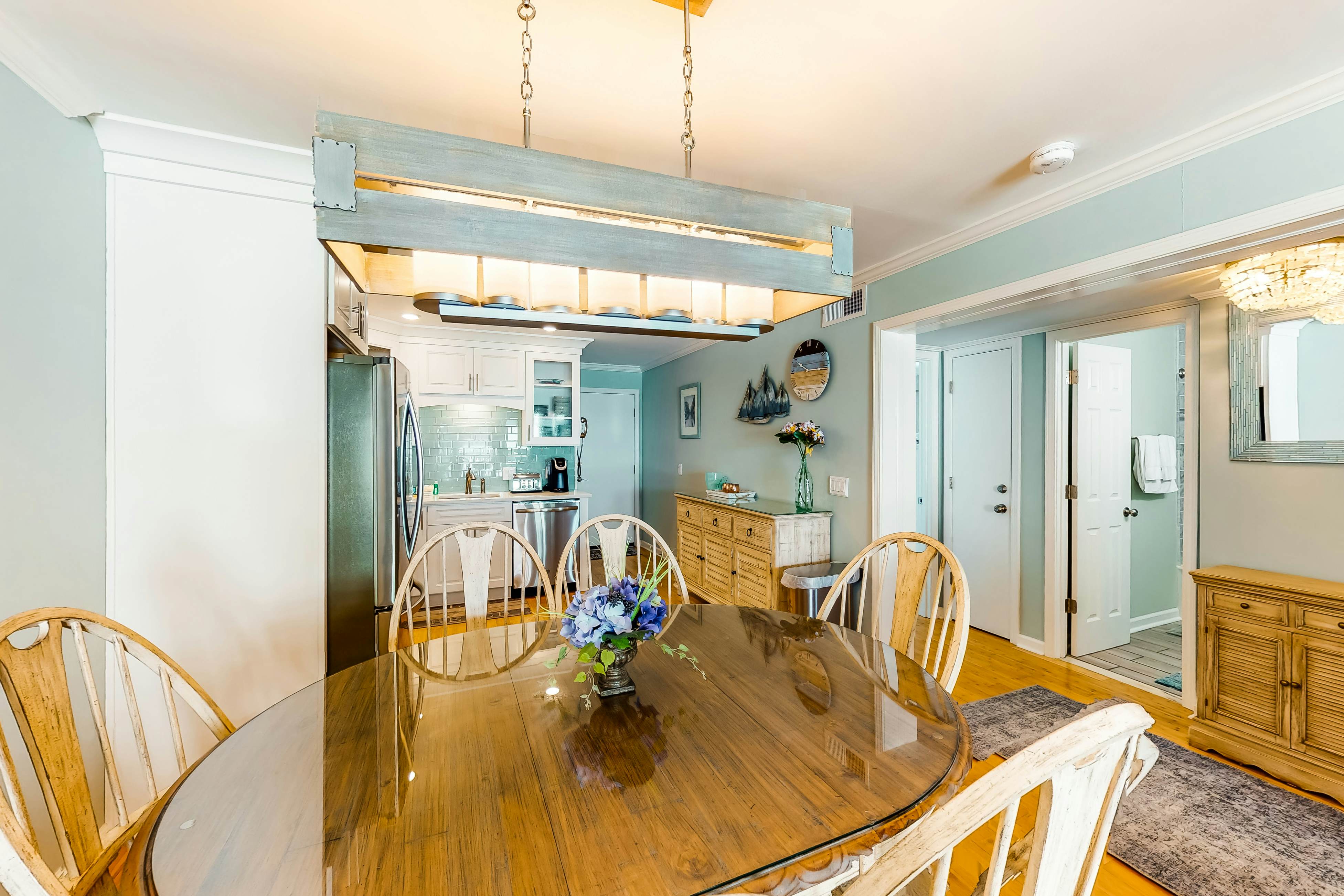 Updated condo by the beach with balcony & pool - walk to IOP dining & shops