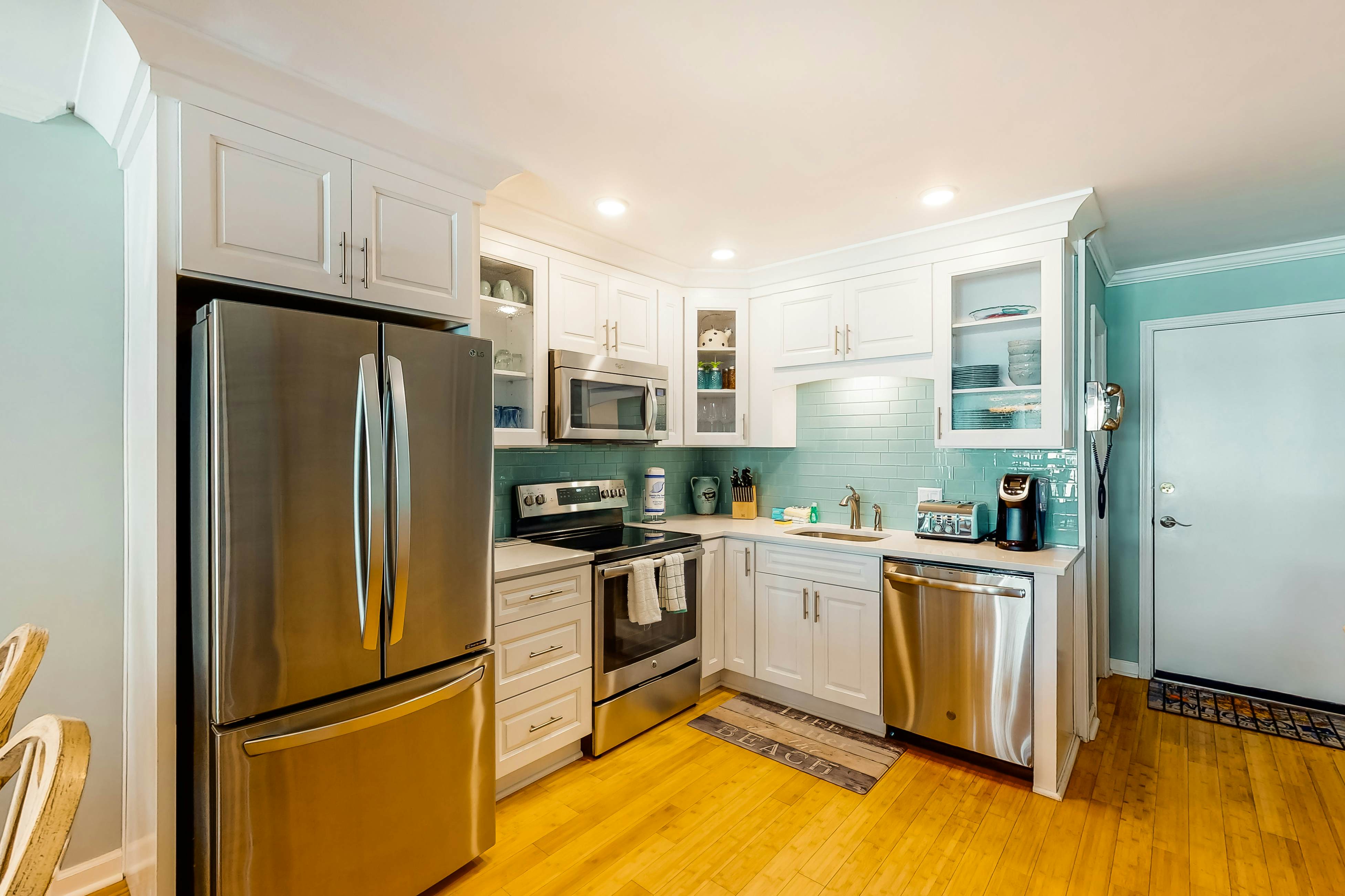 Updated condo by the beach with balcony & pool - walk to IOP dining & shops