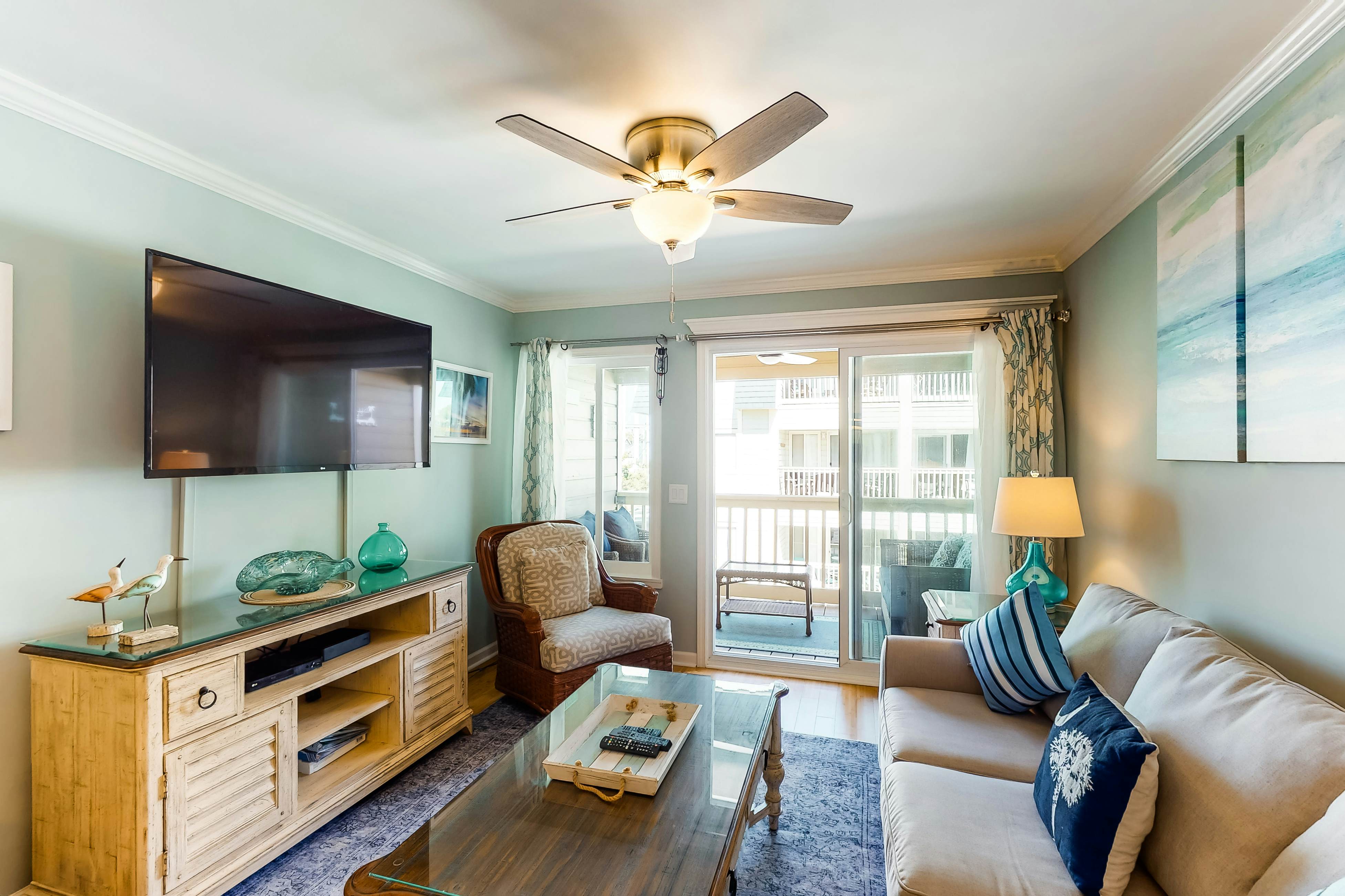 Updated condo by the beach with balcony & pool - walk to IOP dining & shops
