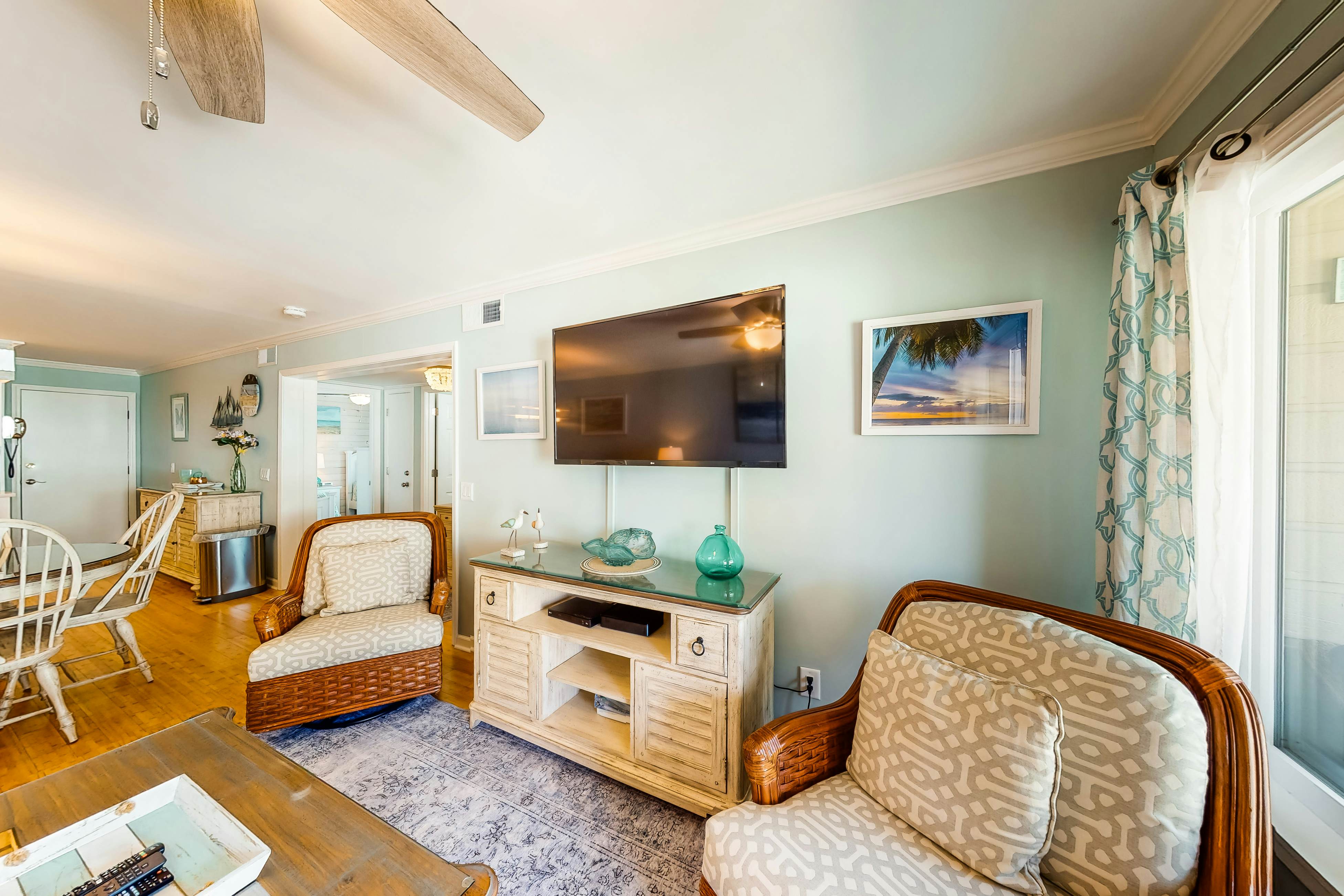 Updated condo by the beach with balcony & pool - walk to IOP dining & shops