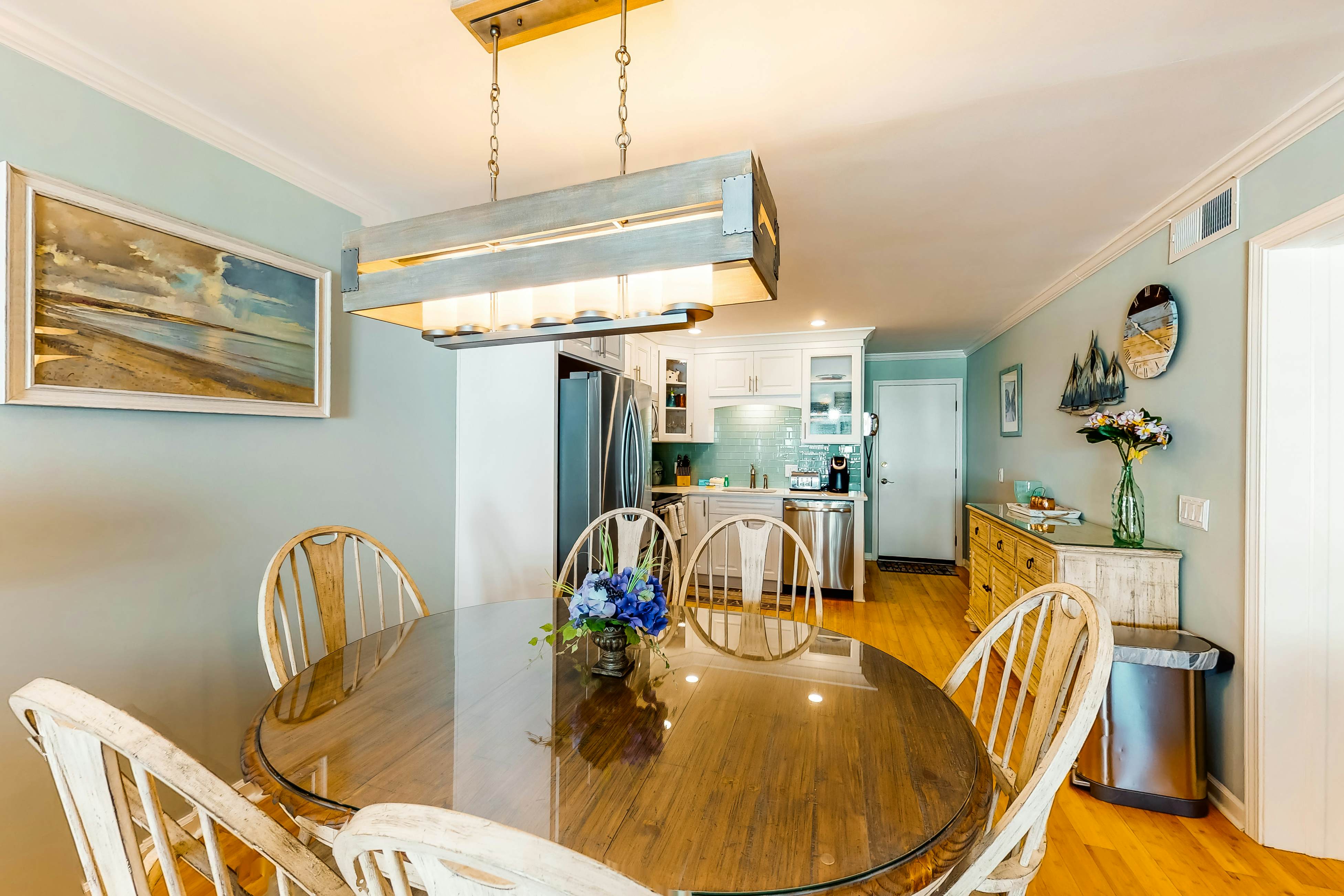Updated condo by the beach with balcony & pool - walk to IOP dining & shops