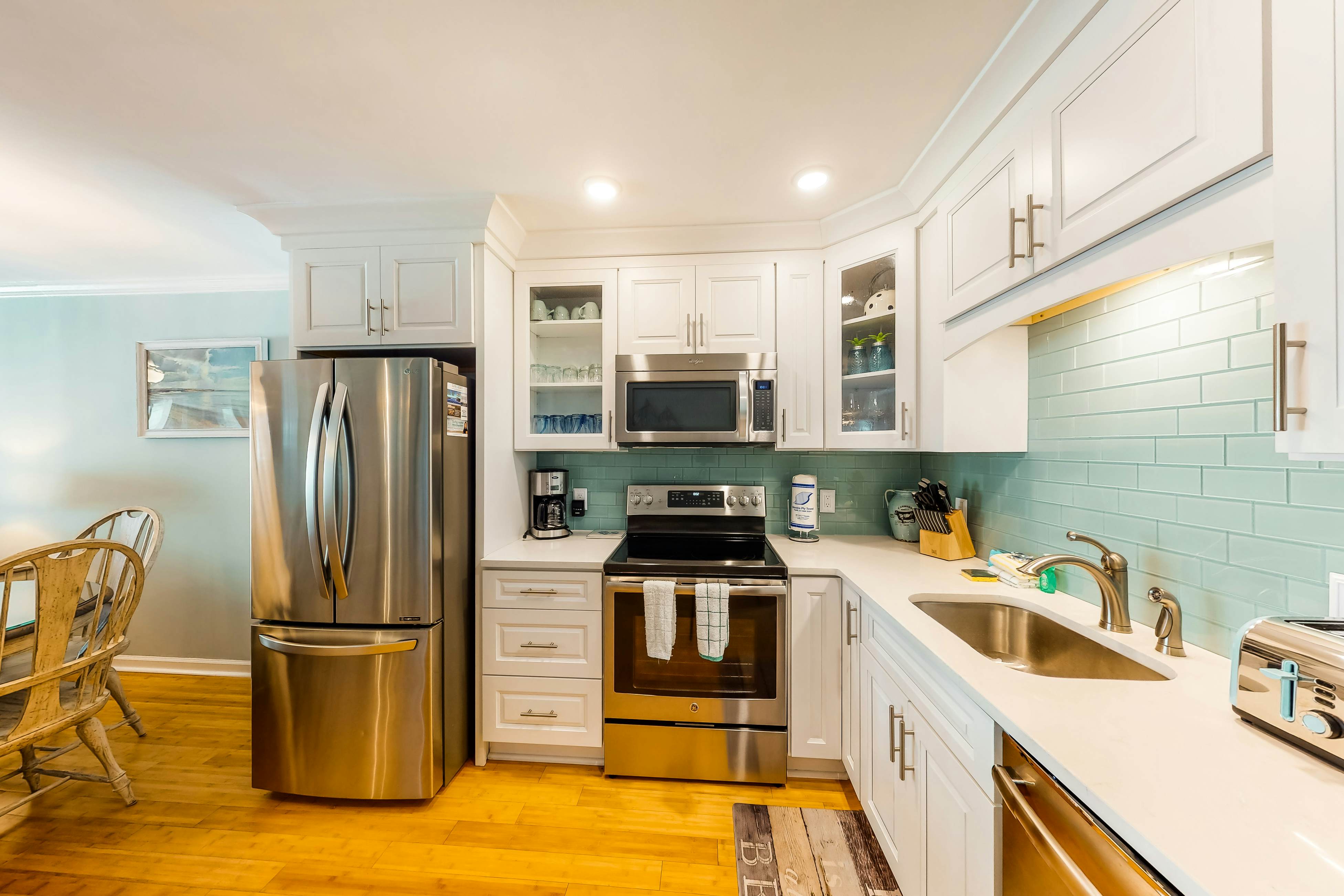 Updated condo by the beach with balcony & pool - walk to IOP dining & shops