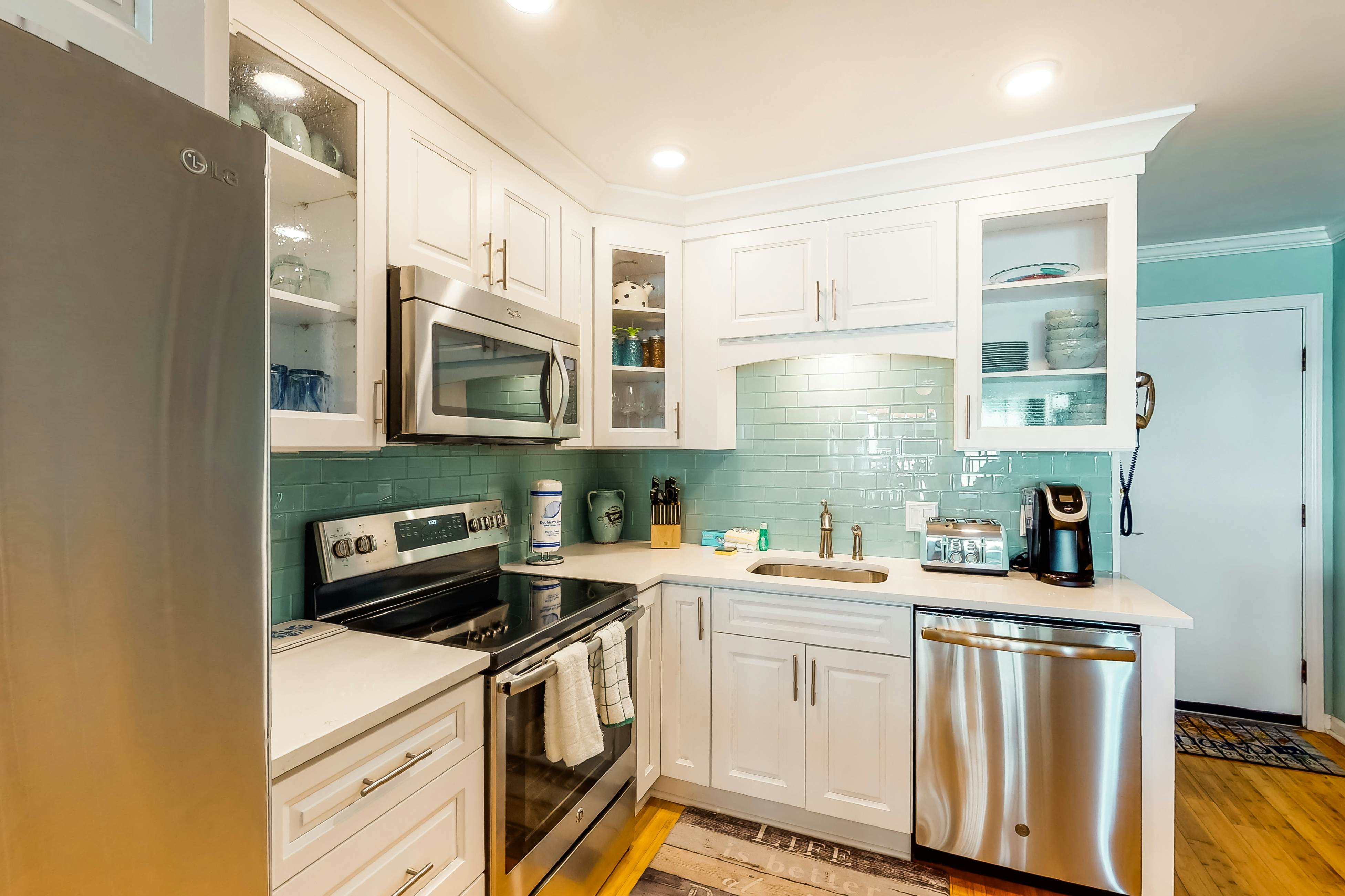 Updated condo by the beach with balcony & pool - walk to IOP dining & shops