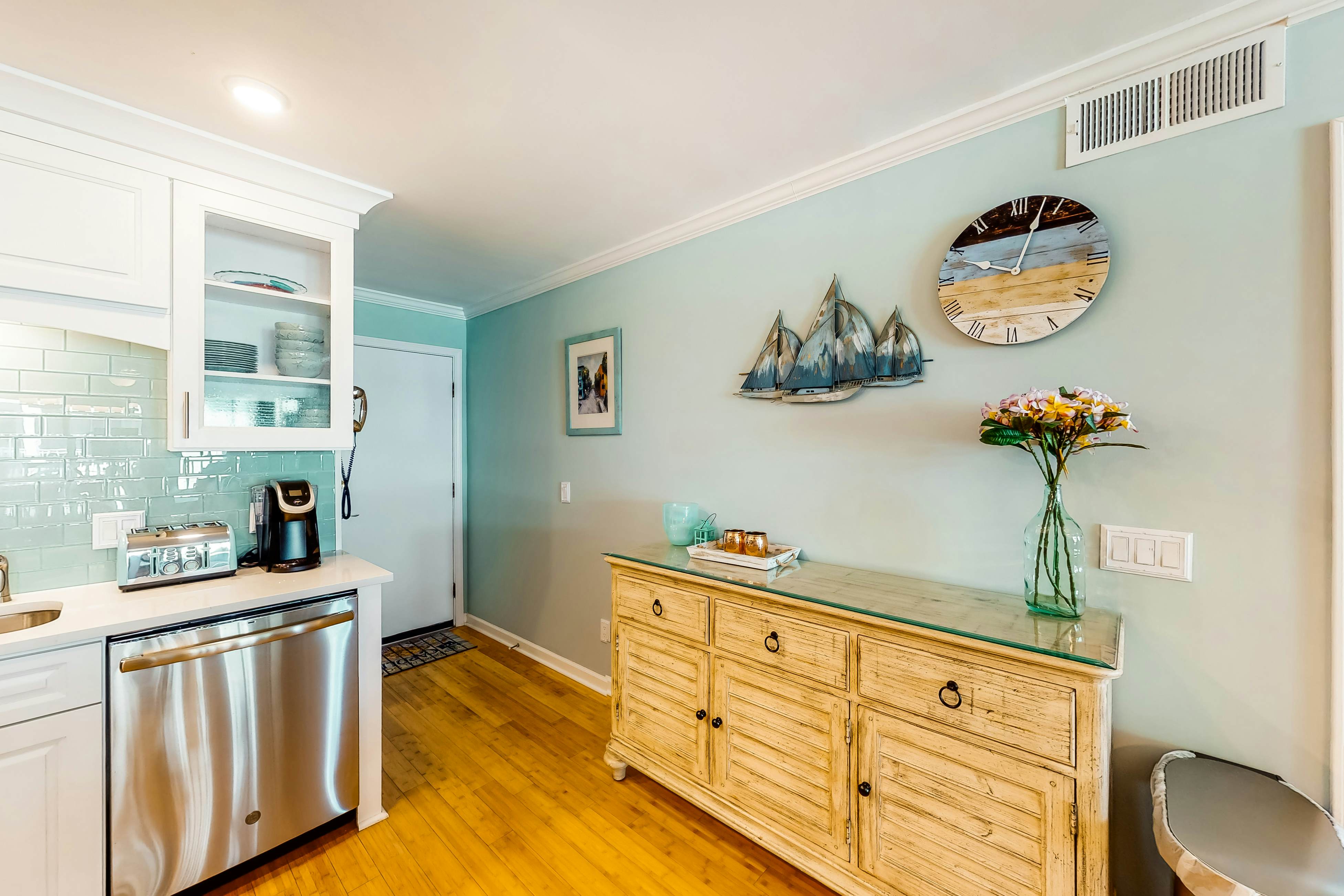 Updated condo by the beach with balcony & pool - walk to IOP dining & shops