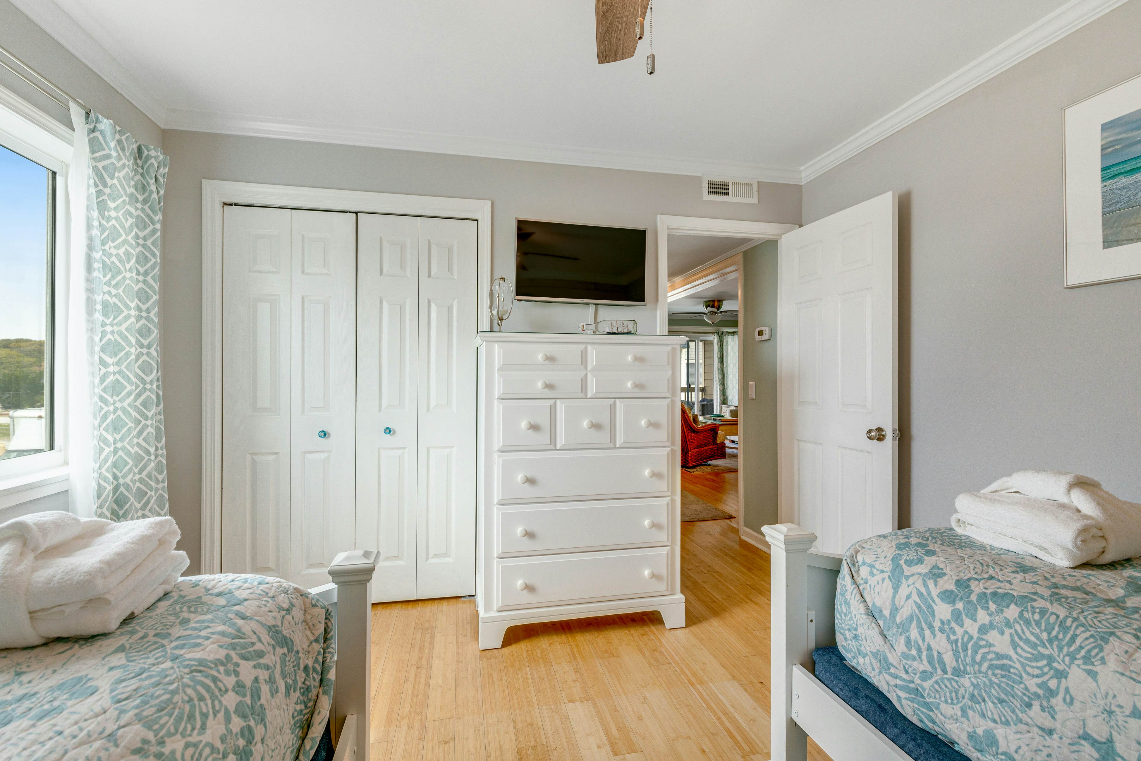 Updated condo by the beach with balcony & pool - walk to IOP dining & shops