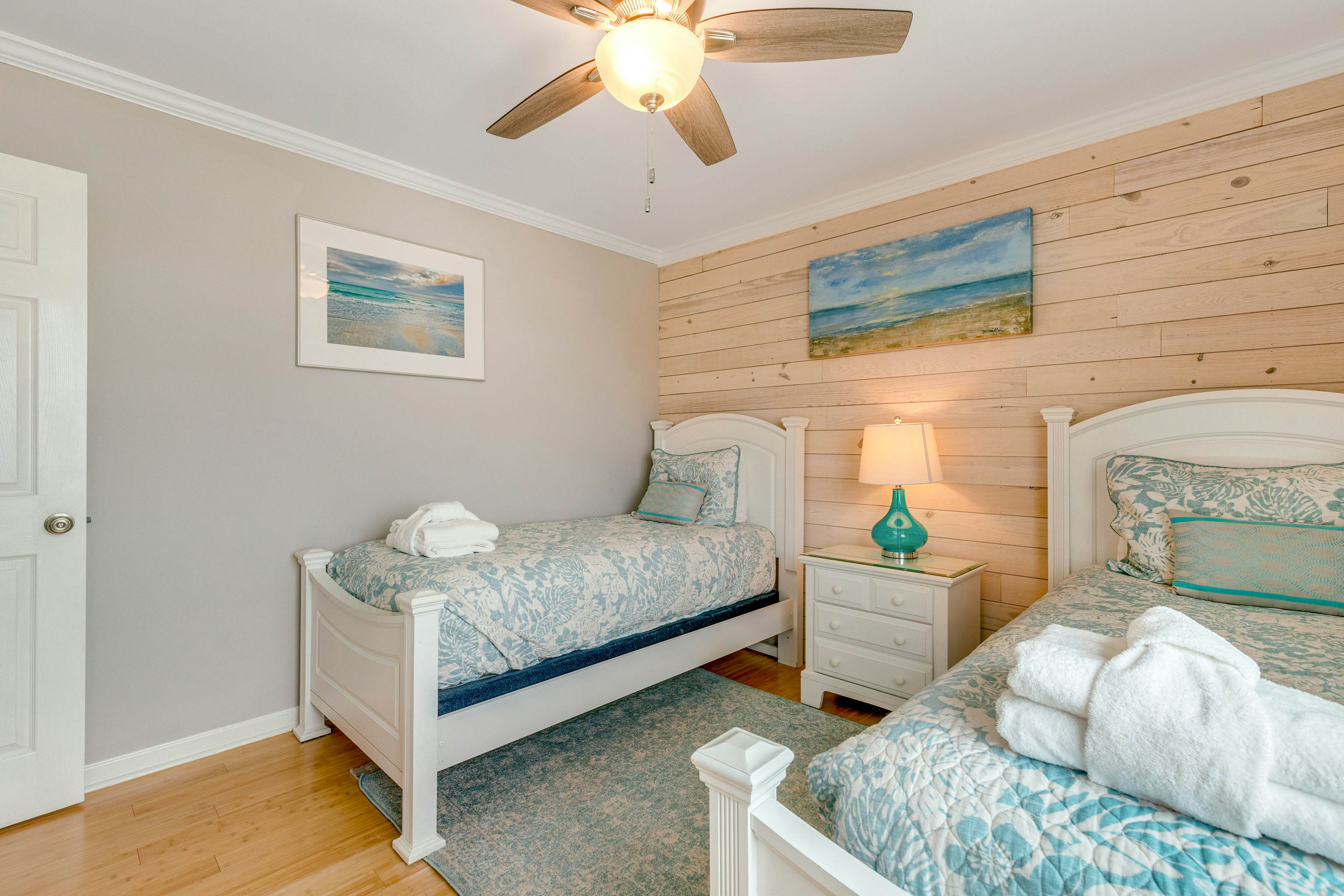 Updated condo by the beach with balcony & pool - walk to IOP dining & shops