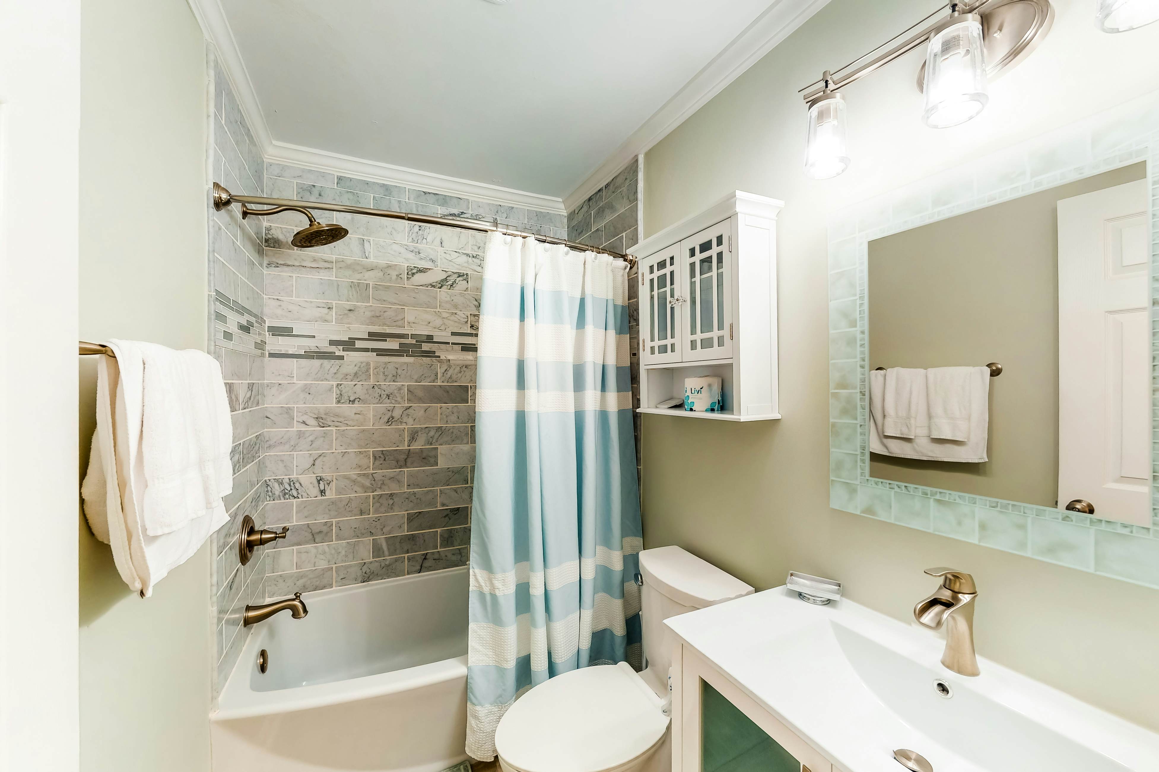 Updated condo by the beach with balcony & pool - walk to IOP dining & shops