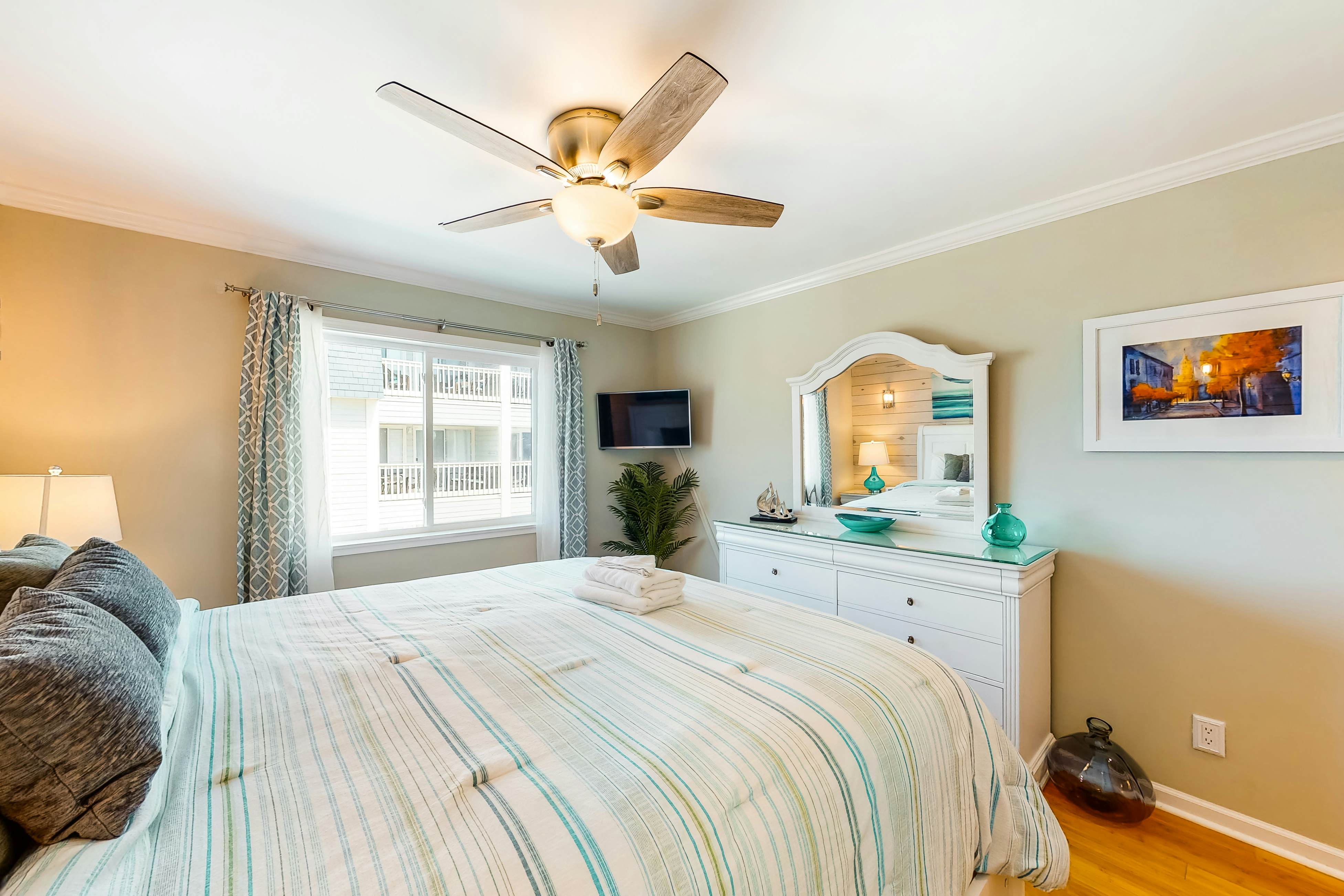 Updated condo by the beach with balcony & pool - walk to IOP dining & shops