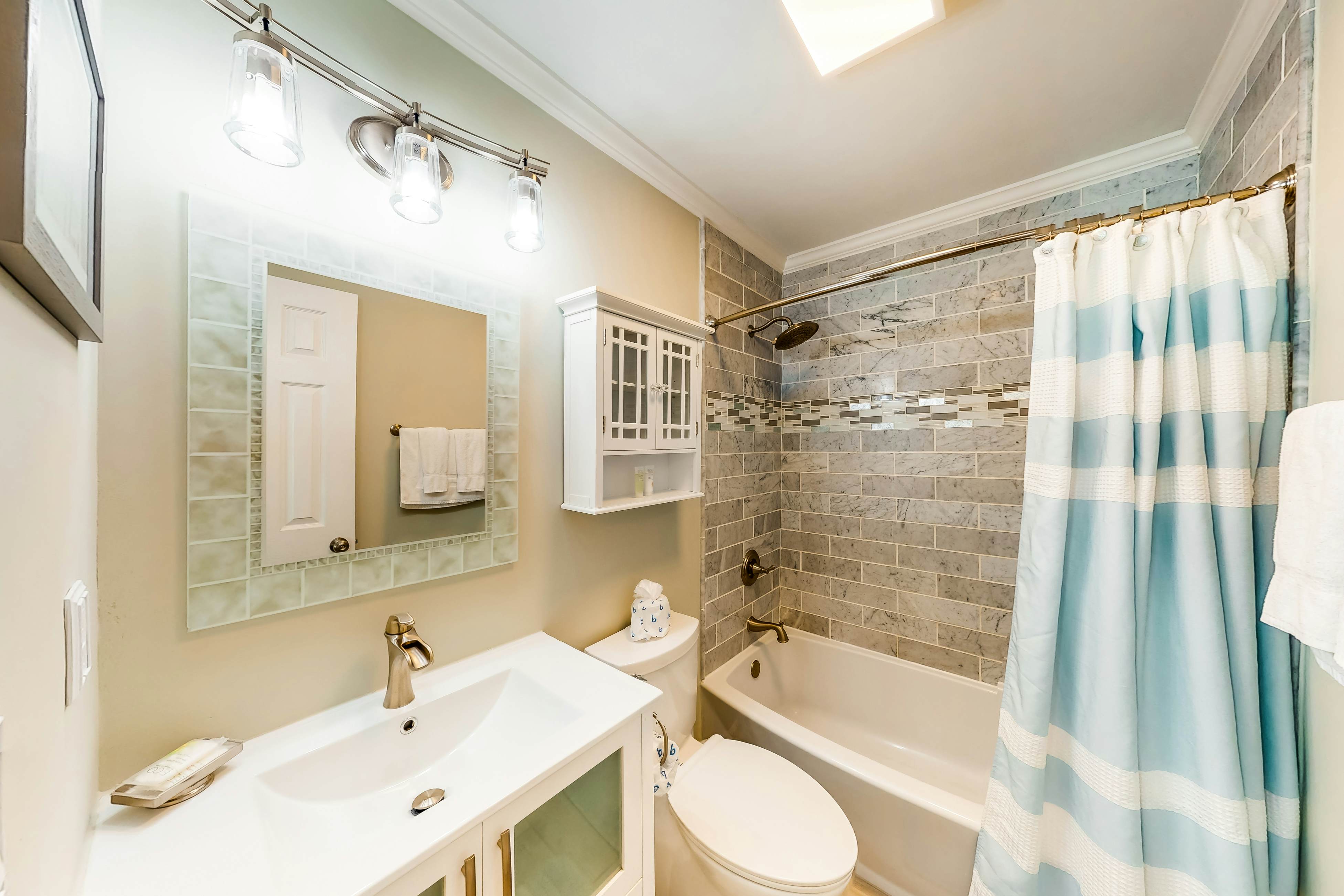 Updated condo by the beach with balcony & pool - walk to IOP dining & shops