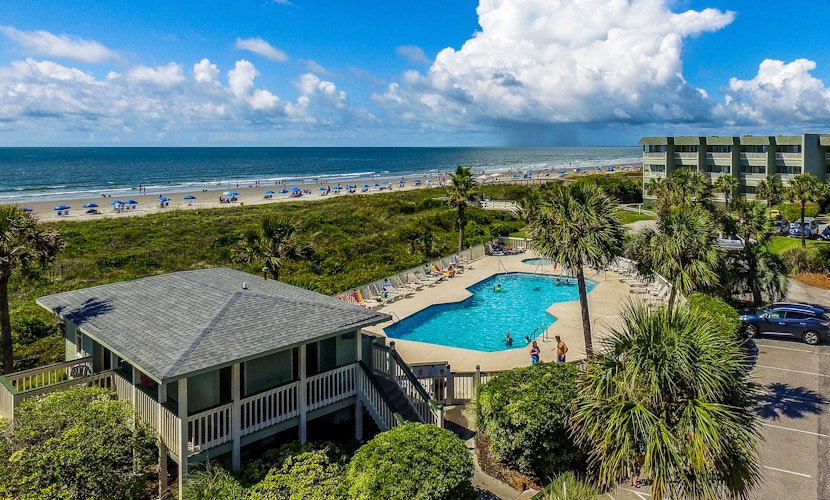 Ocean front condo villa near restaurants & state park with beach access, pool & pier