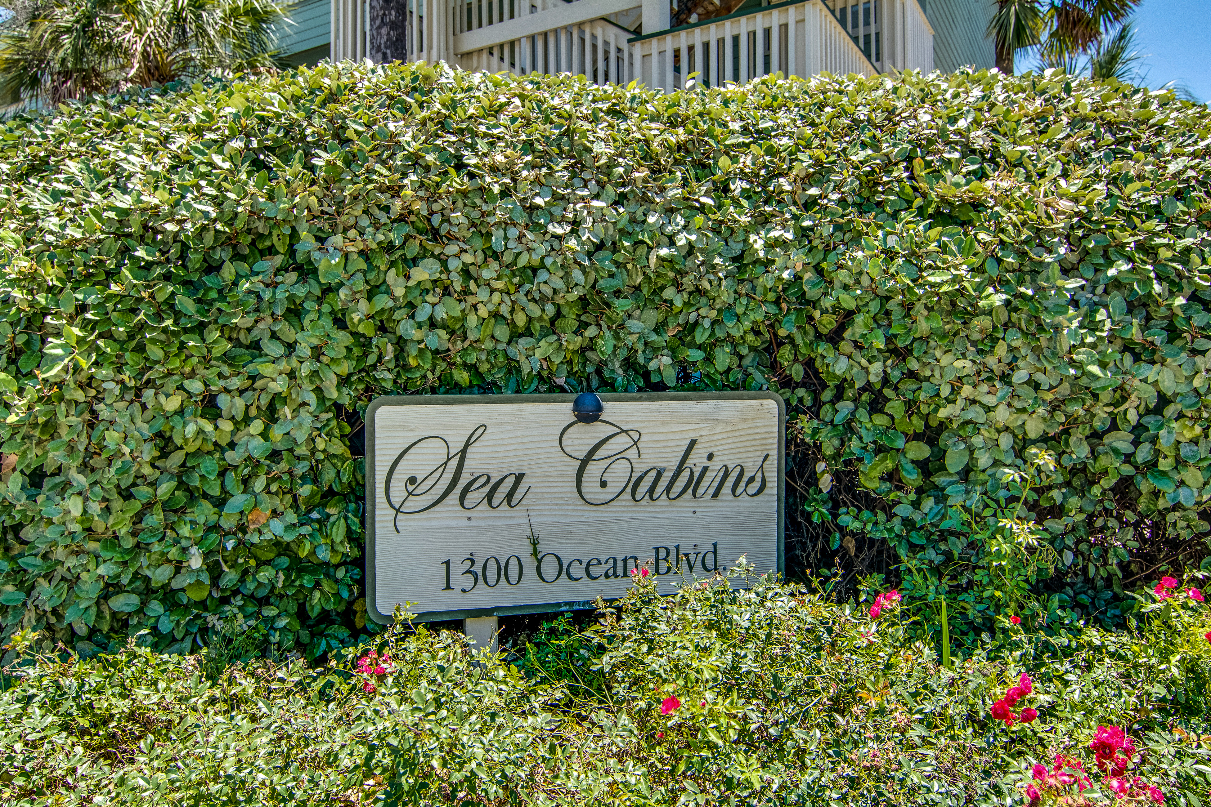 Ocean front condo villa near restaurants & state park with beach access, pool & pier