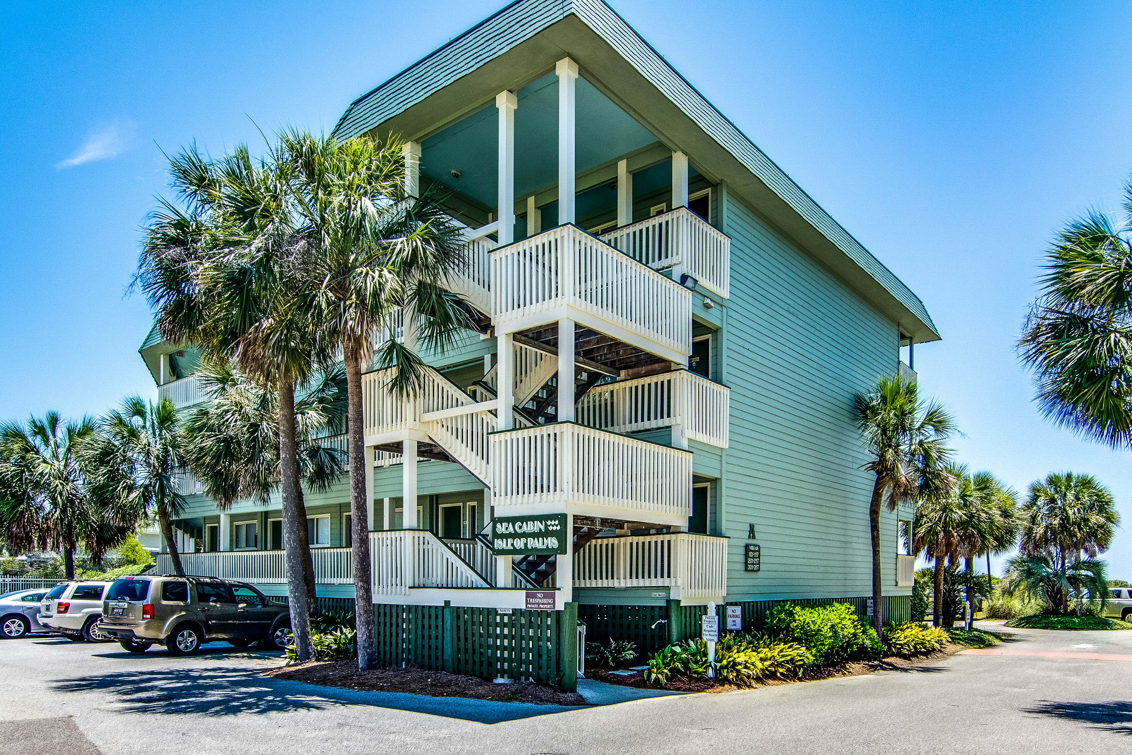 Ocean front condo villa near restaurants & state park with beach access, pool & pier