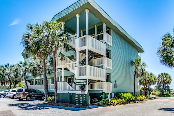 Ocean front condo villa near restaurants & state park with beach access, pool & pier