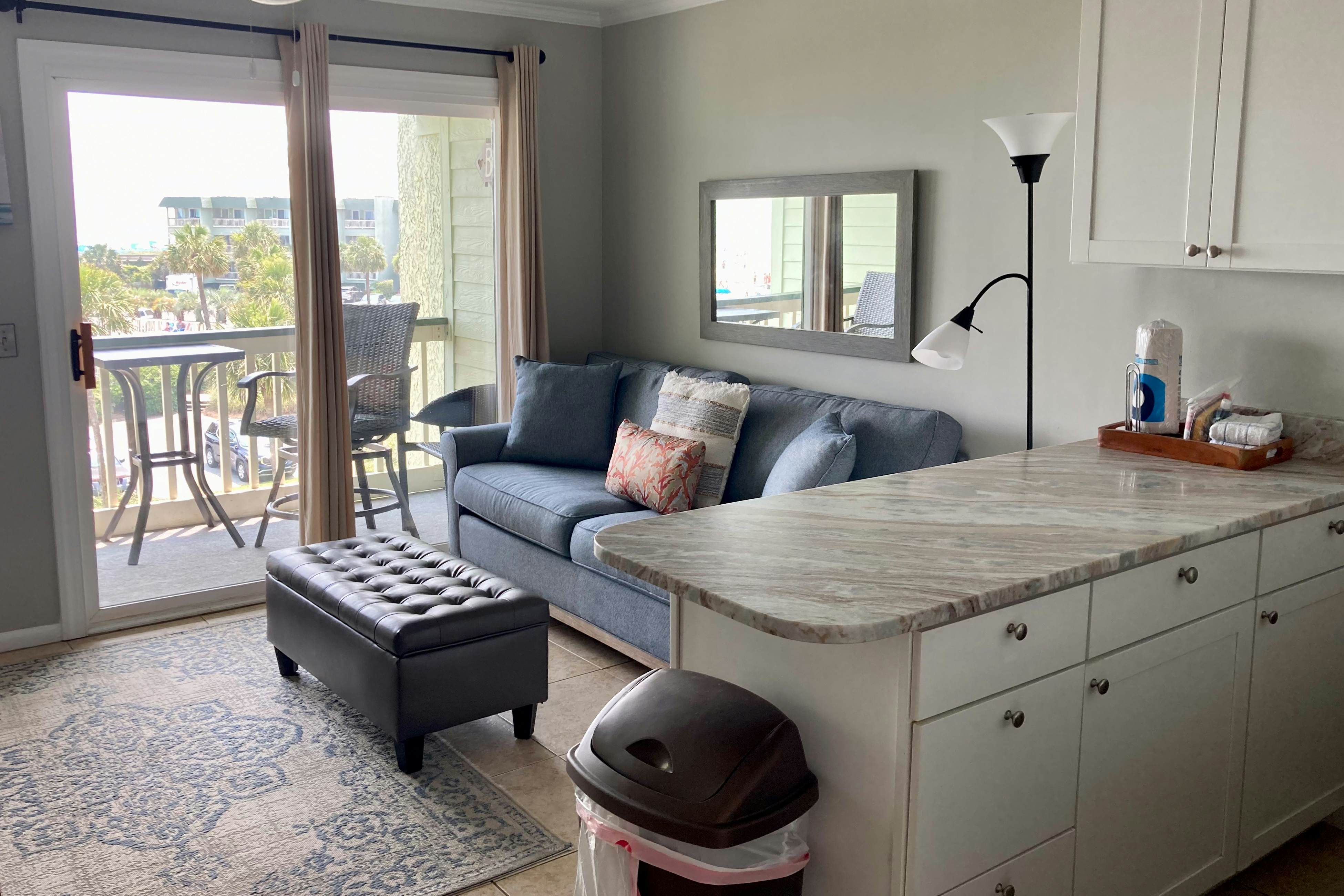 Ocean front condo villa near restaurants & state park with beach access, pool & pier