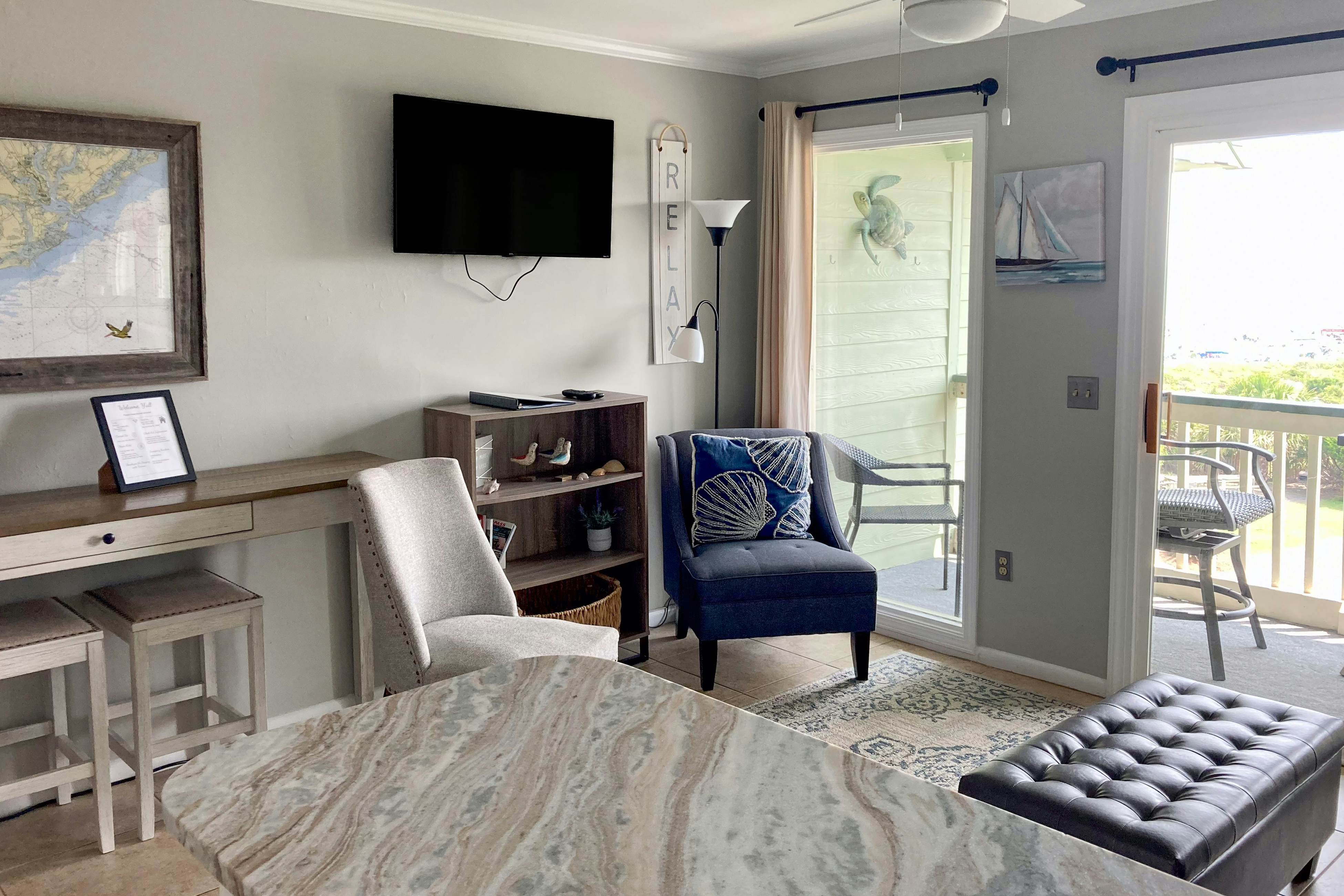 Ocean front condo villa near restaurants & state park with beach access, pool & pier